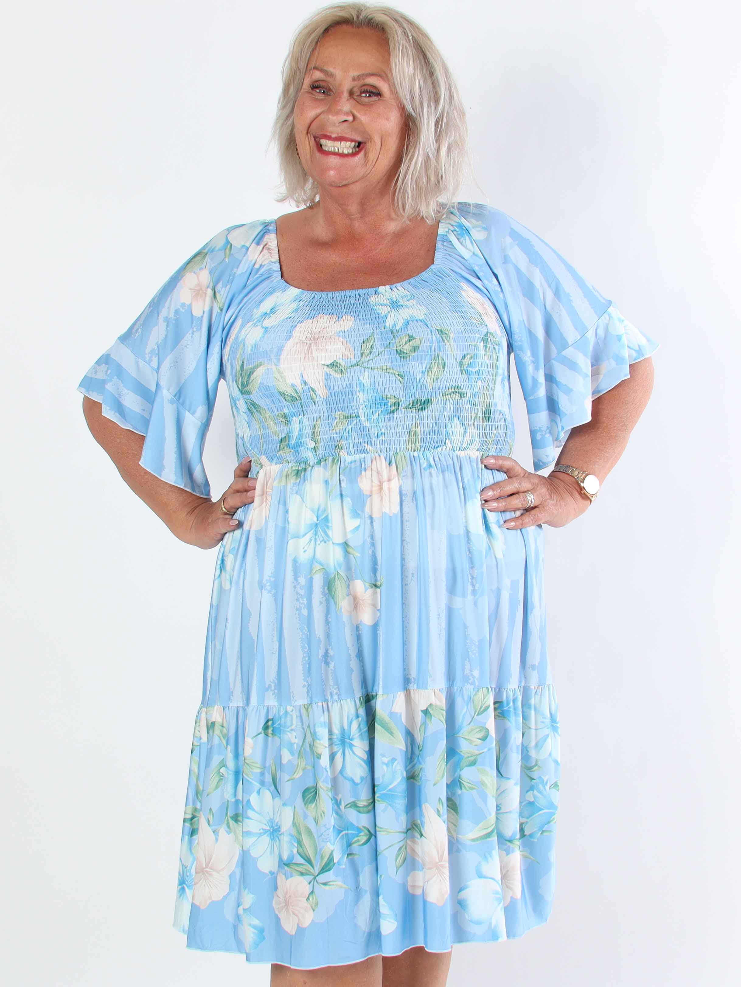 Elna Floral Stripe Short - Elastisk plus size klänning med smockat bröst