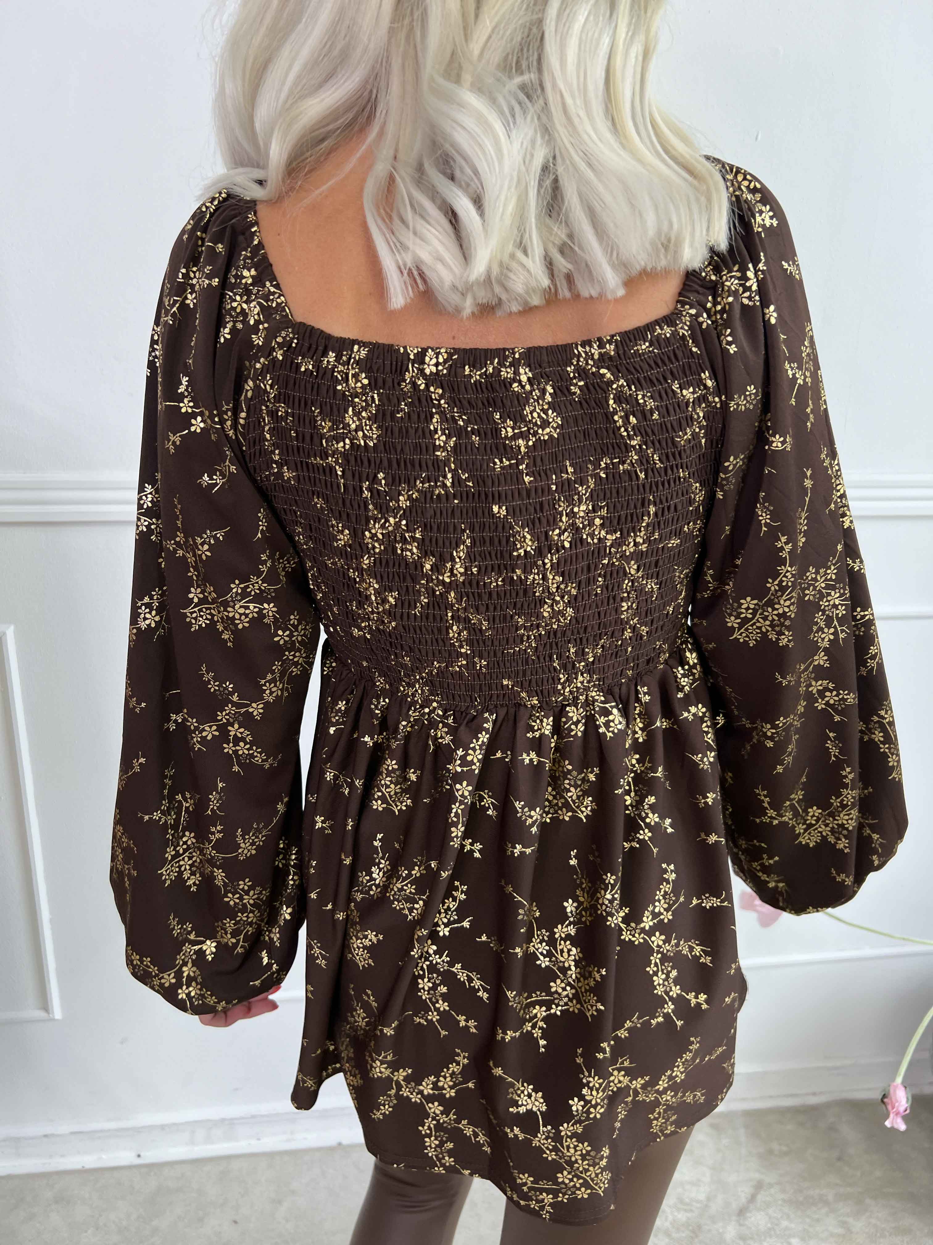 Elna Gold Shirt L/S - Blus med guldmönster och smock över bysten