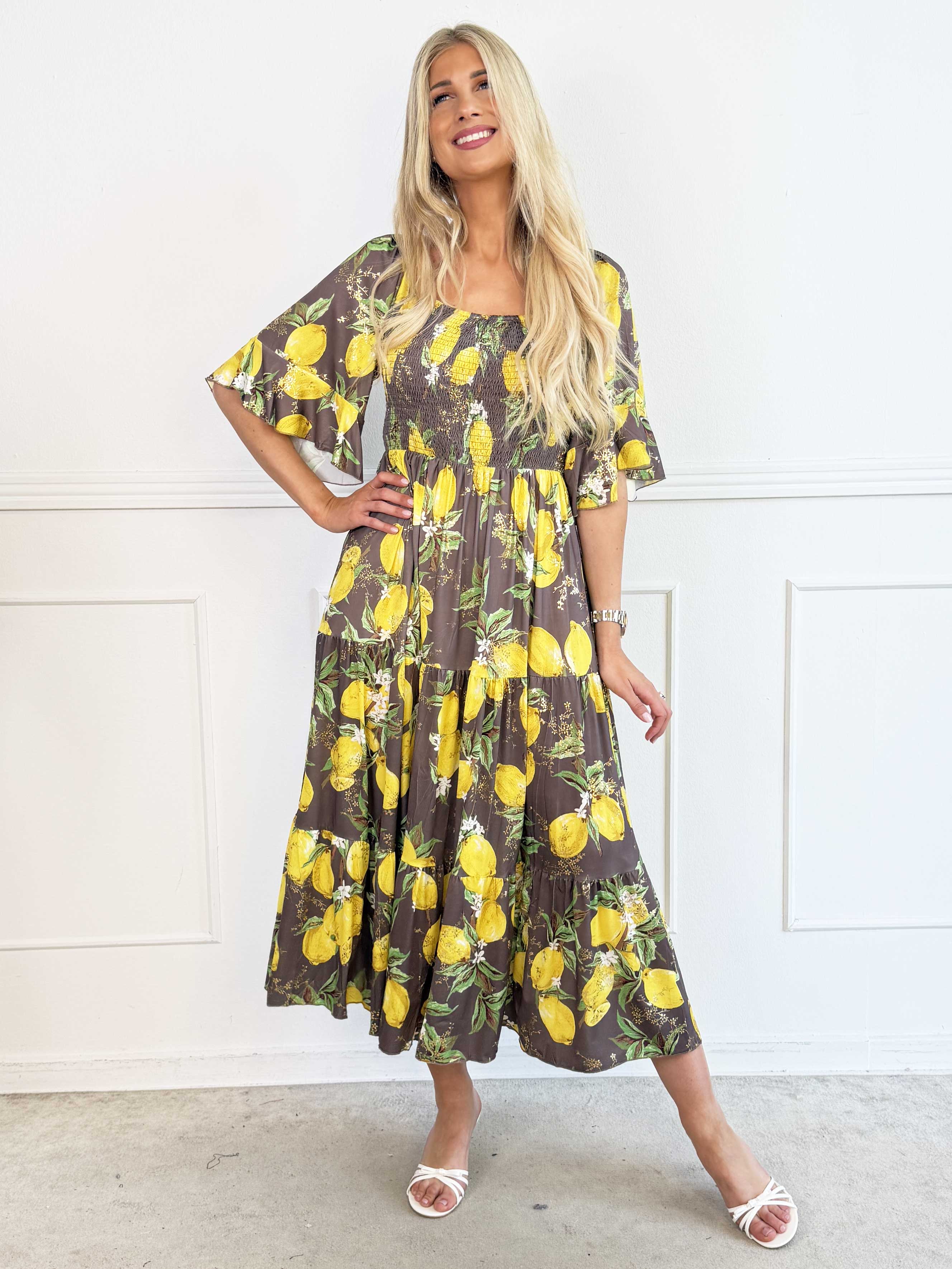 Elna Lemon - Lang elastisk plus size kjole med citroner og smock over brystet