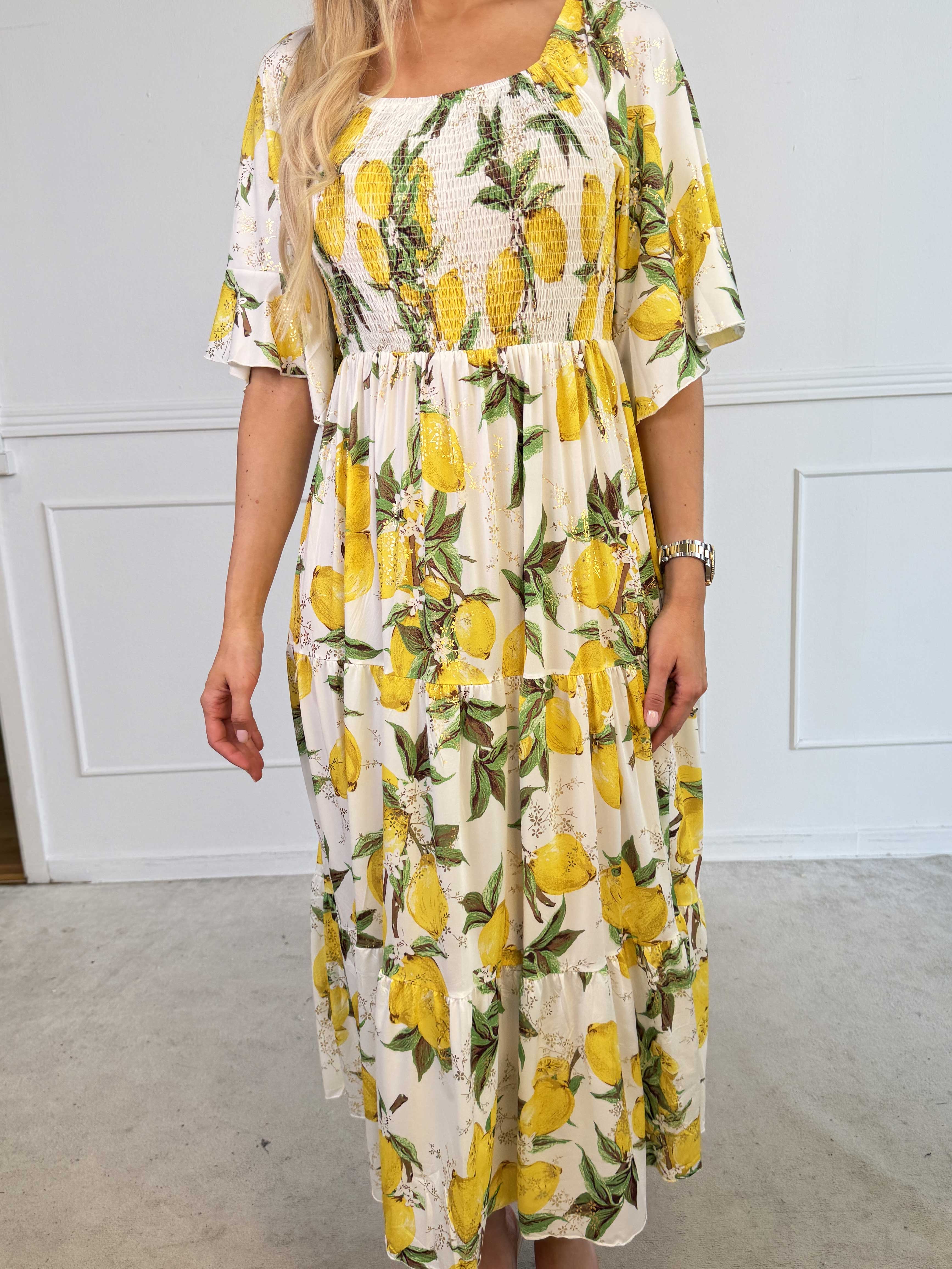 Elna Lemon - Lang elastisk plus size kjole med citroner og smock over brystet