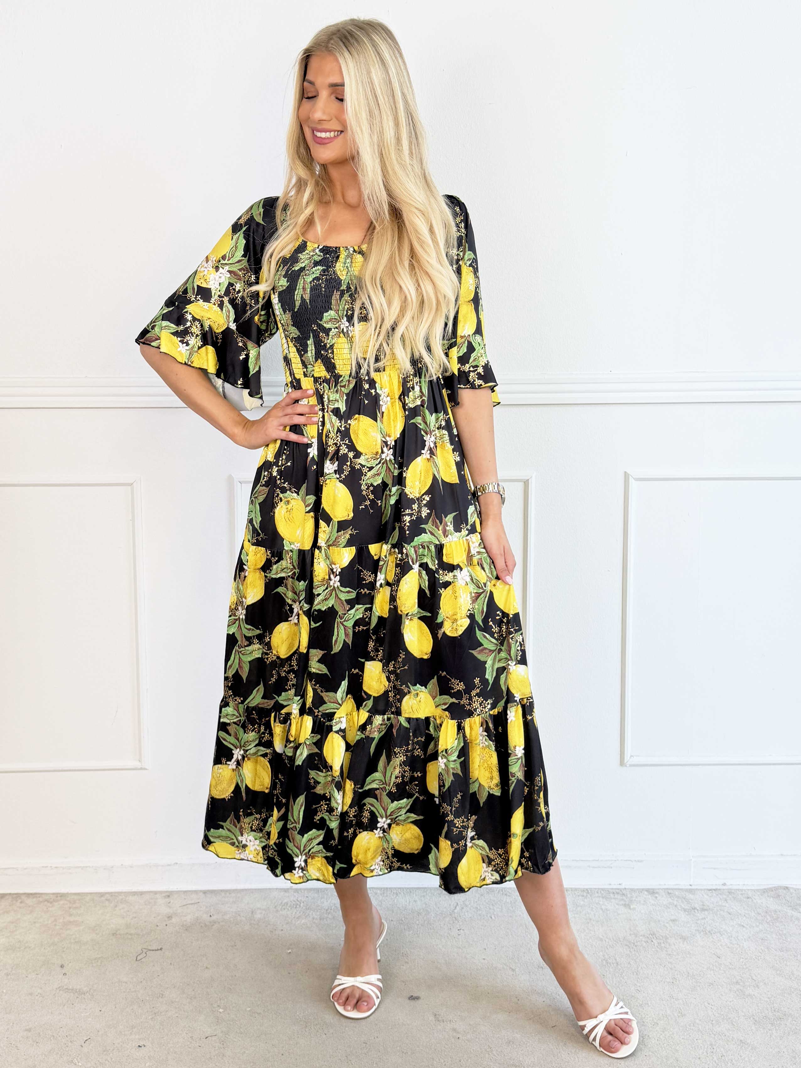 Elna Lemon - Lang elastisk plus size kjole med citroner og smock over brystet