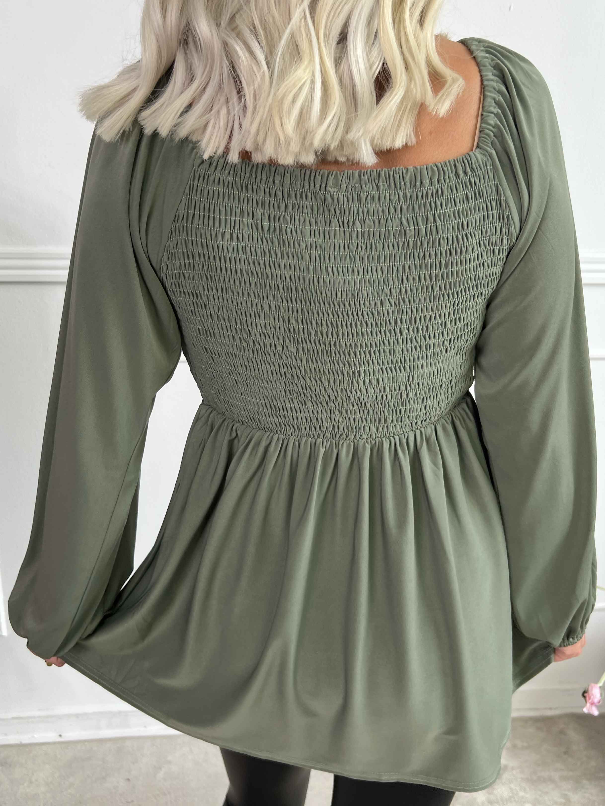 Elna Plain Shirt L/S - Elastisk blus med smock över bysten