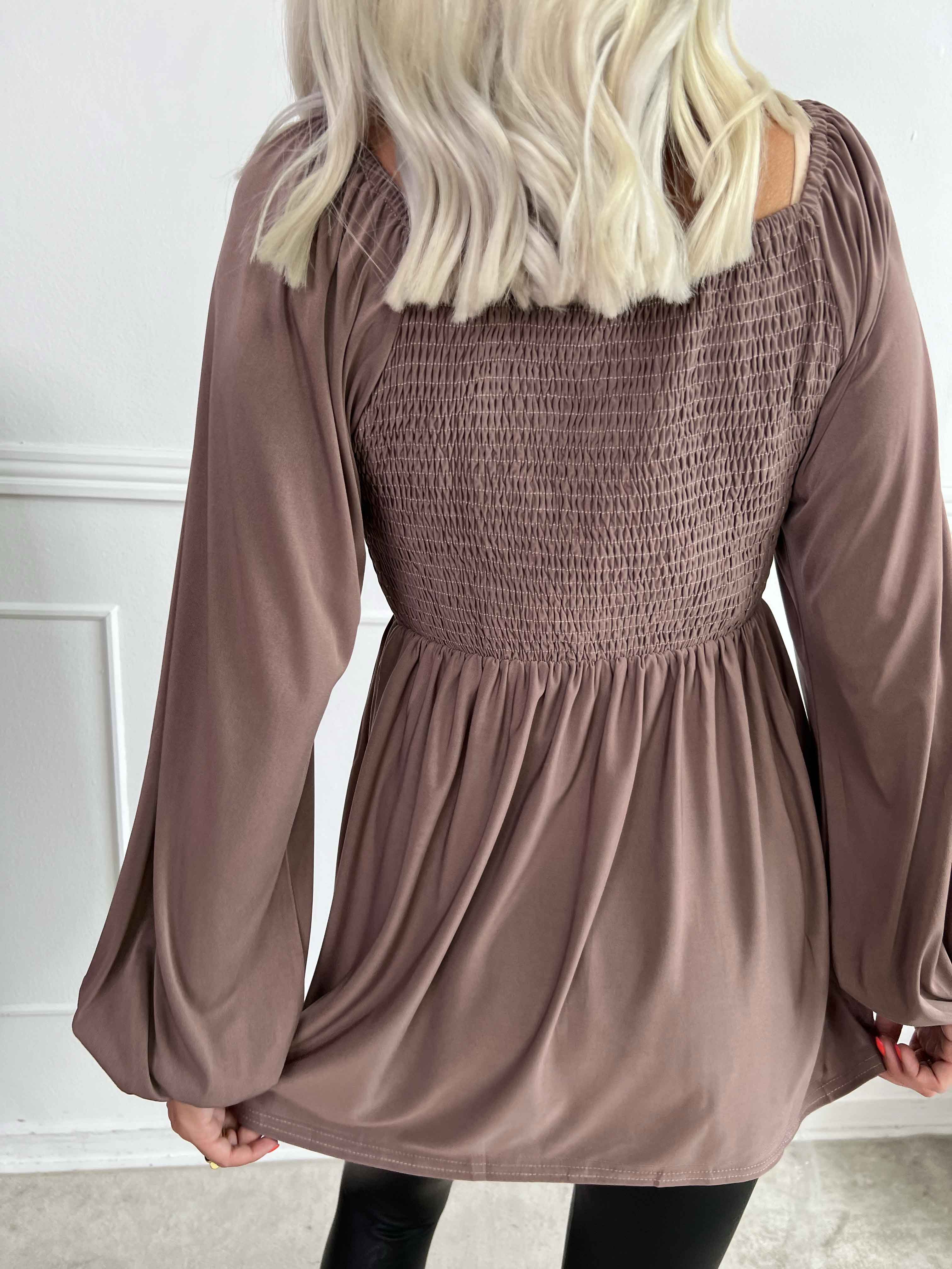 Elna Plain Shirt L/S - Elastisk blus med smock över bysten