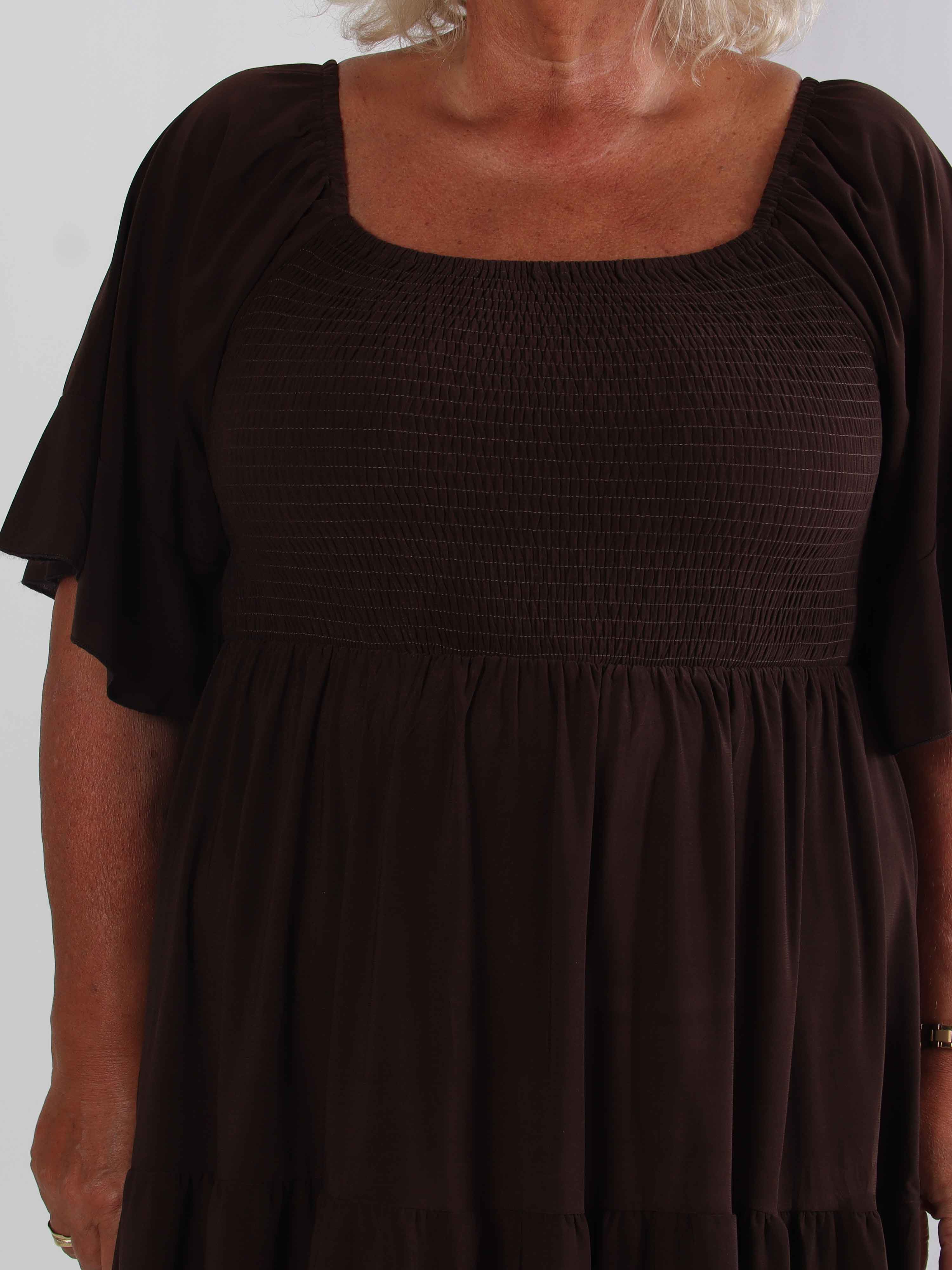 Elna Plain Short - Elastisk plain plus size klänning med resår över bysten