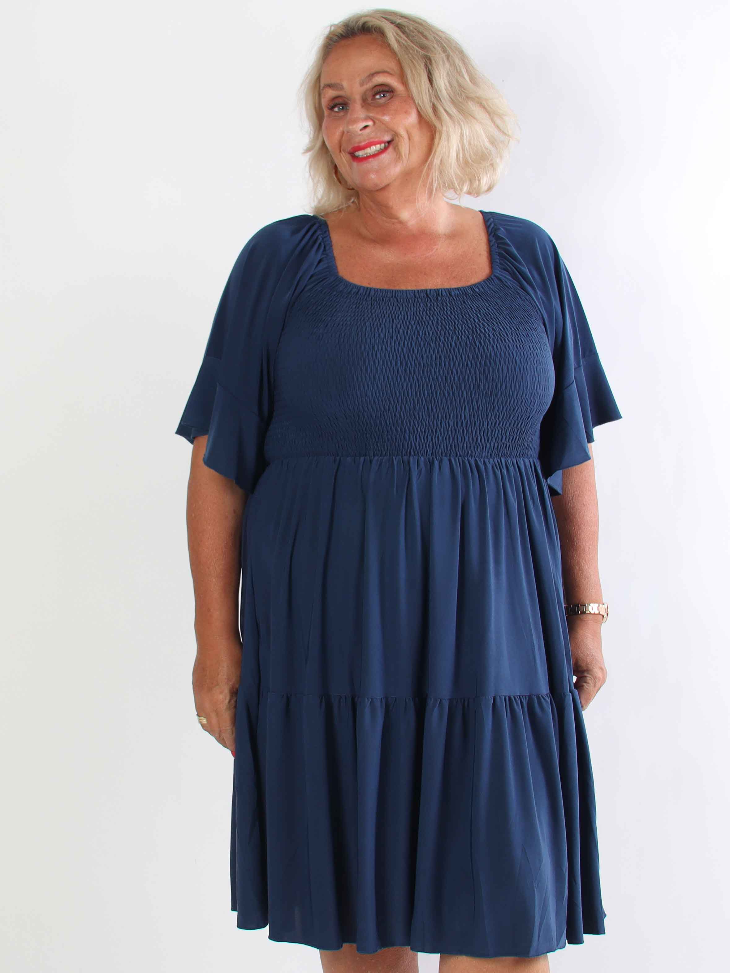 Elna Plain Short - Elastisk plain plus size klänning med resår över bysten