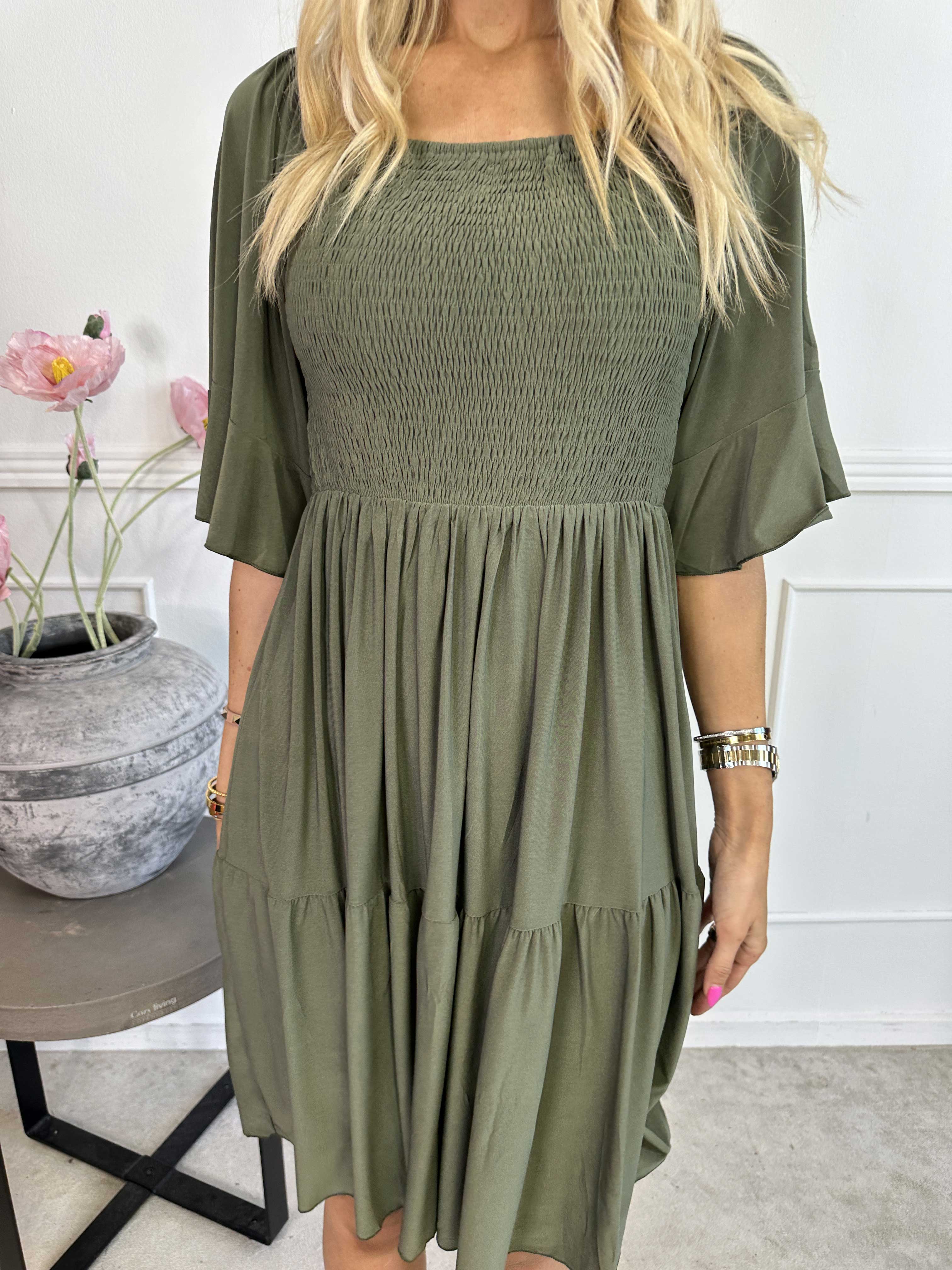 Elna Plain Short - Elastisk plain klänning med resår över bysten