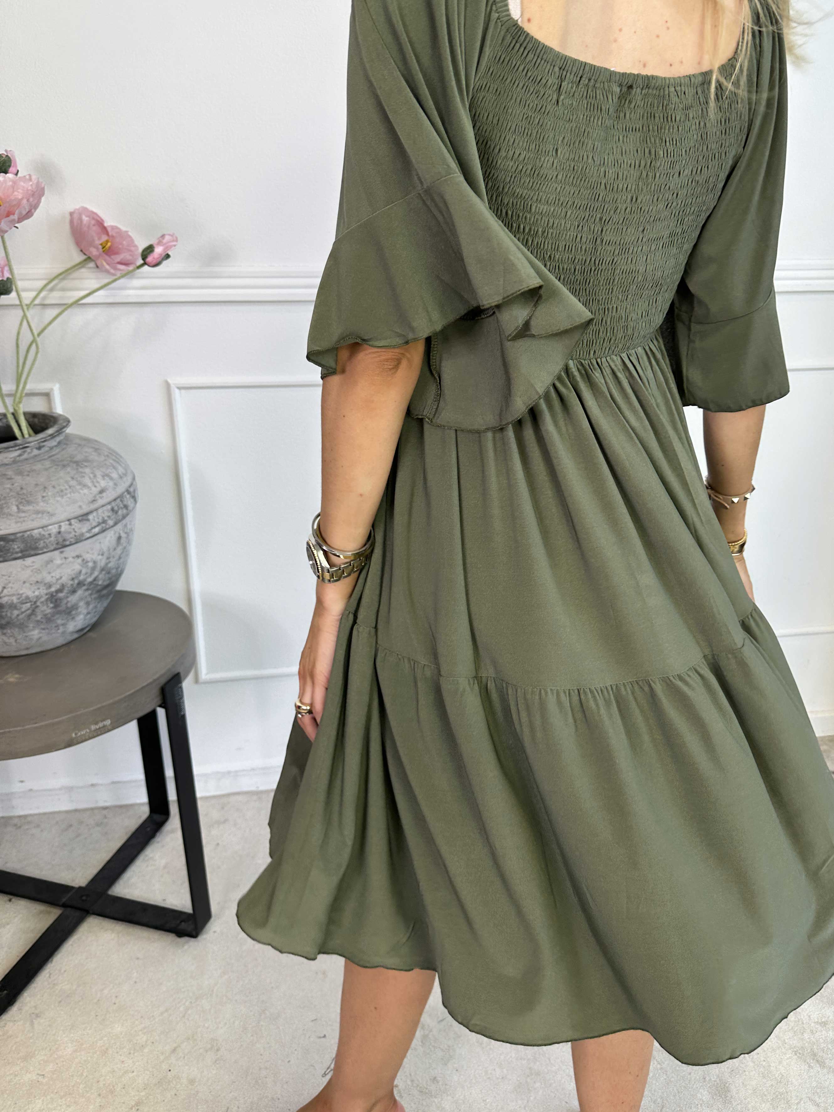 Elna Plain Short - Elastisk plain klänning med resår över bysten