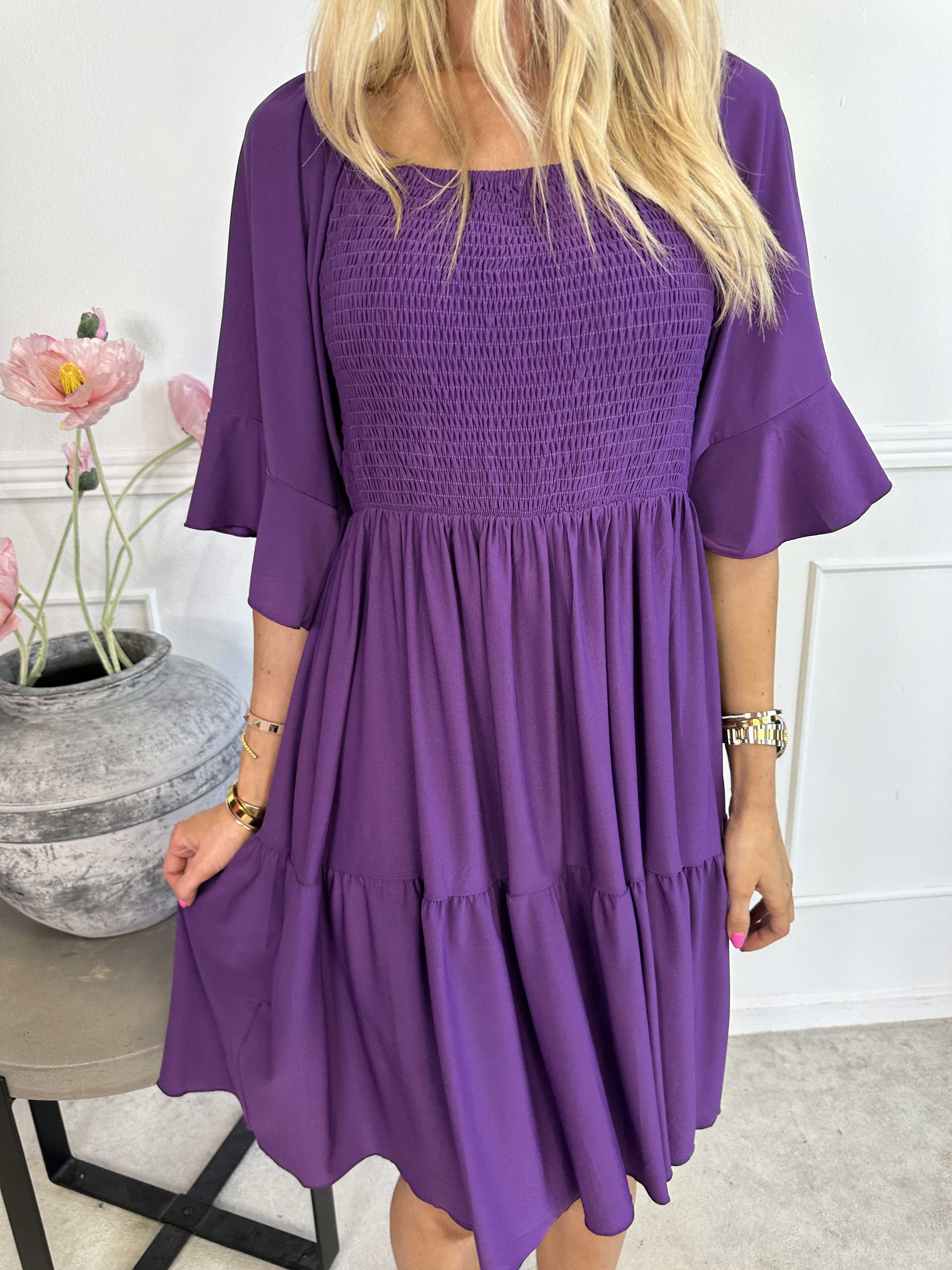 Elna Plain Short - Elastisk plain klänning med resår över bysten