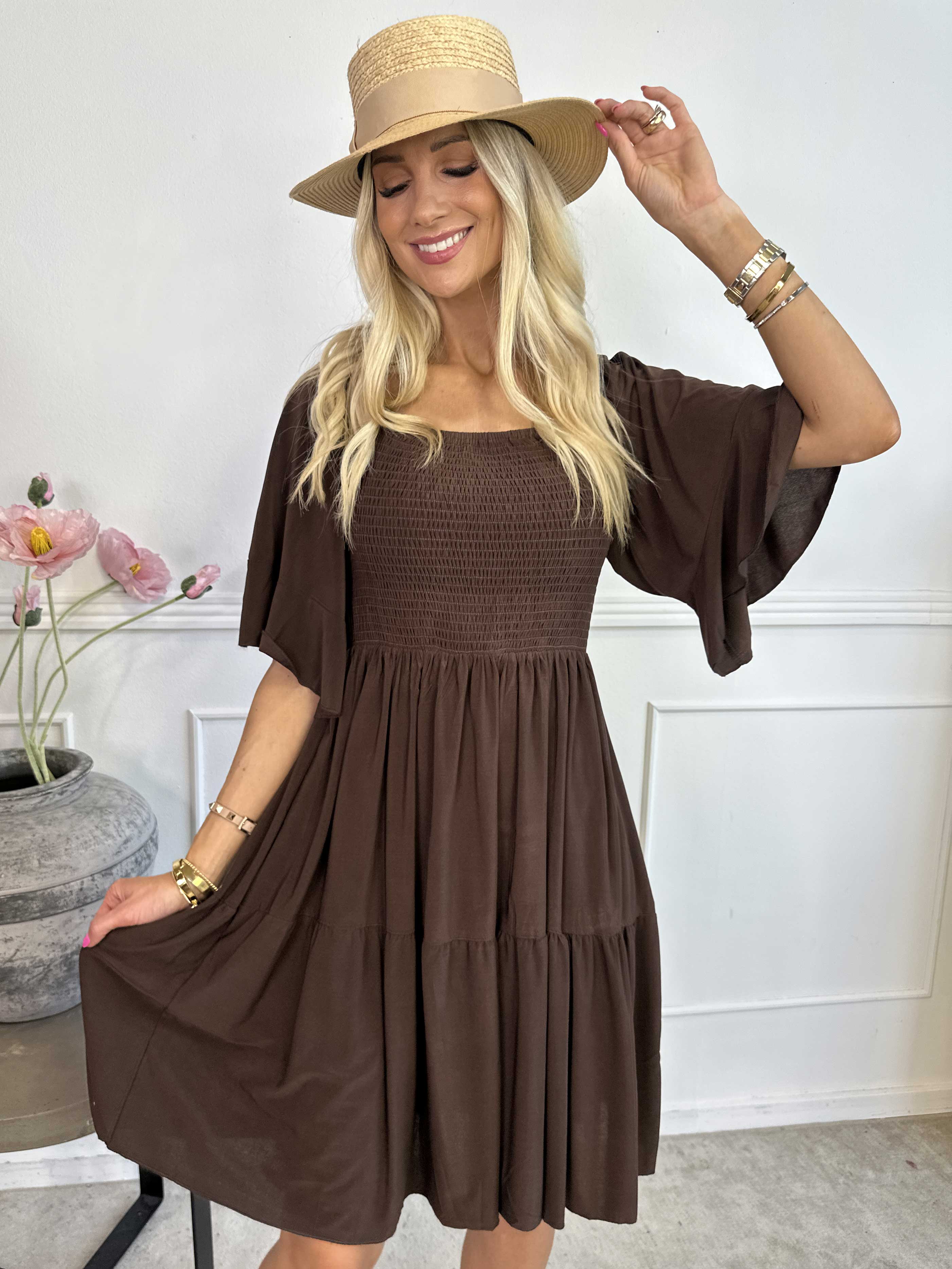 Elna Plain Short - Elastisk plain klänning med resår över bysten