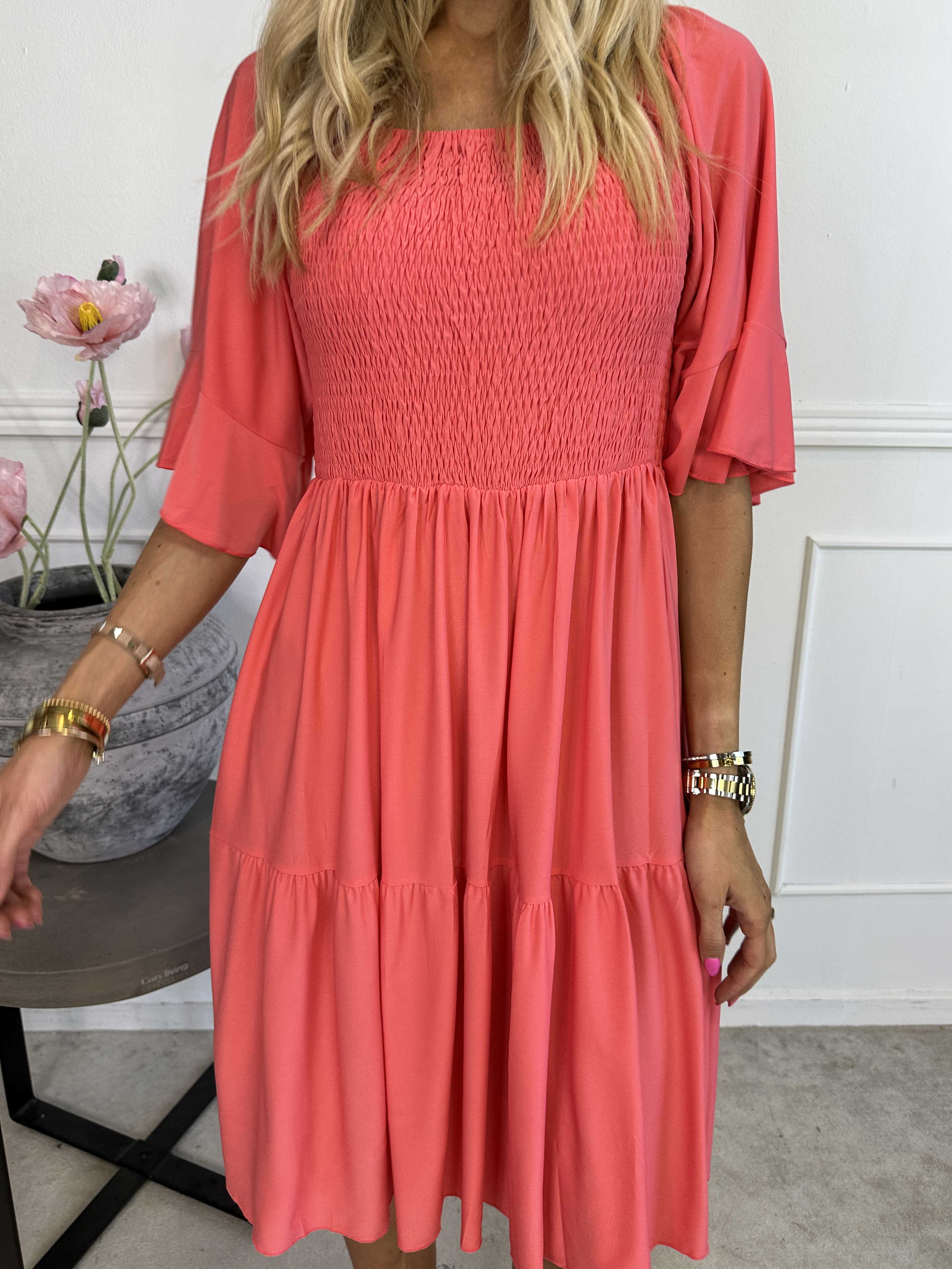 Elna Plain Short - Elastisk plain klänning med resår över bysten