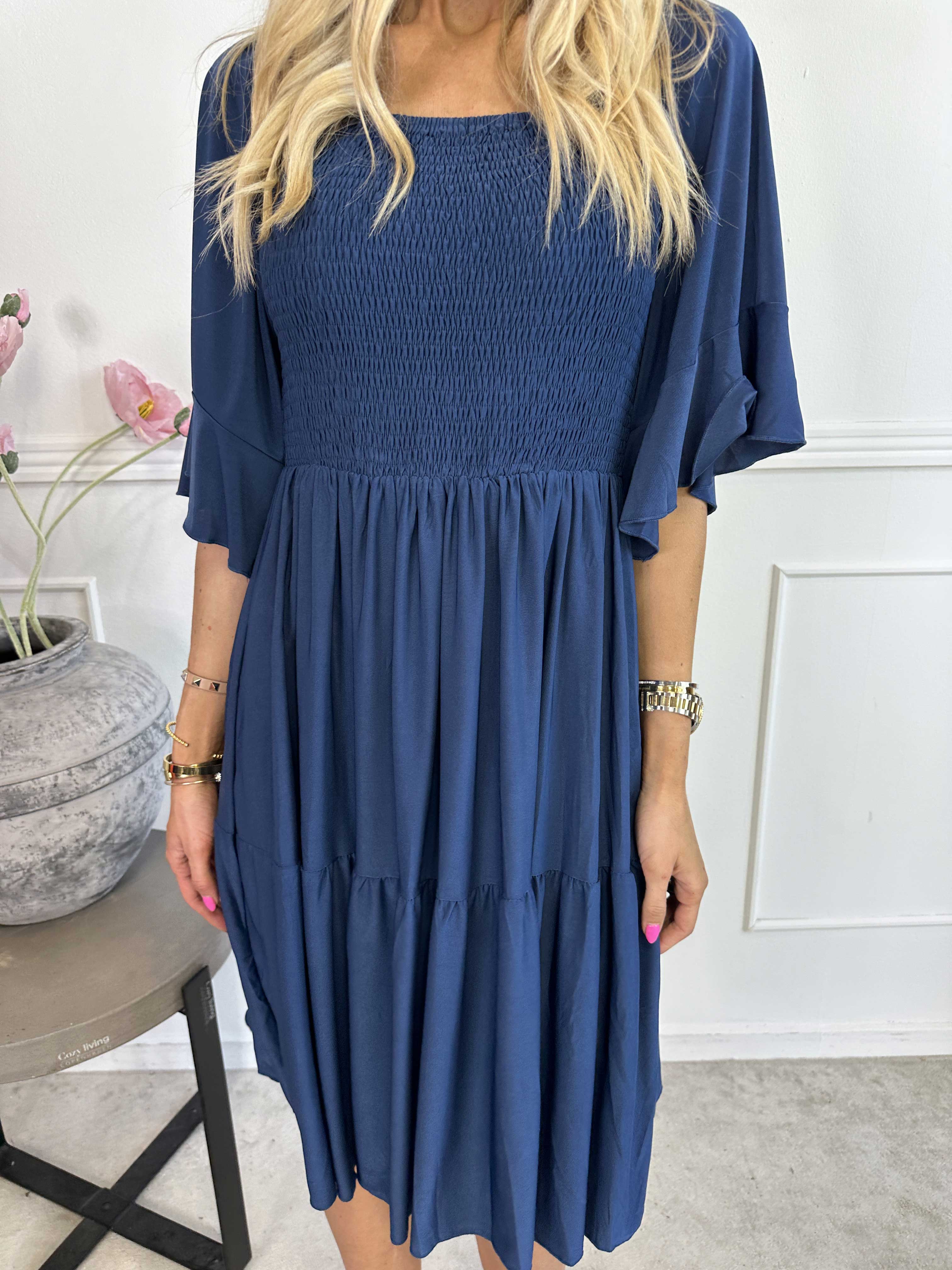 Elna Plain Short - Elastisk plain klänning med resår över bysten