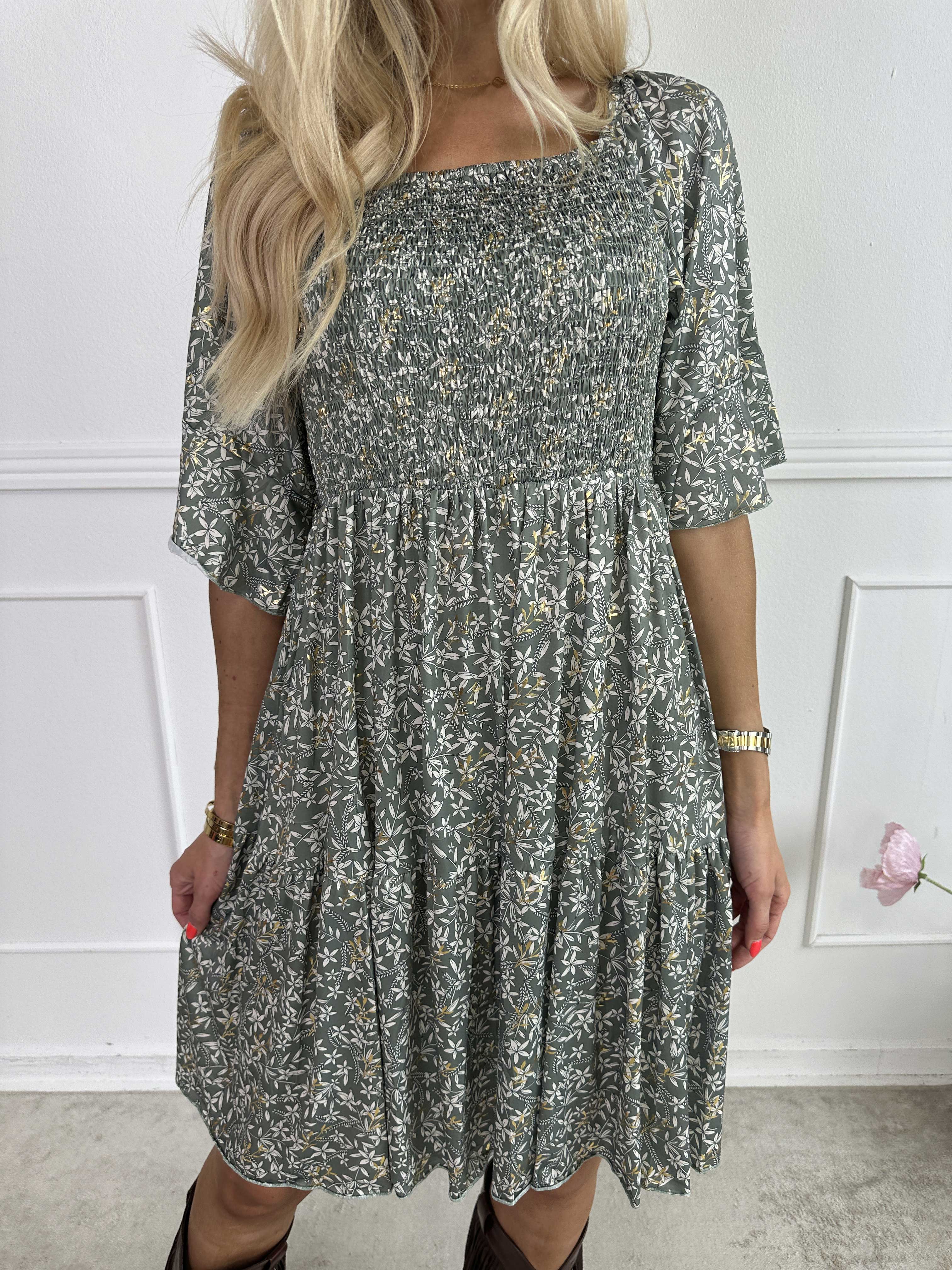 Elna Small Flower Short - Blommig elastisk klänning med smock över bysten