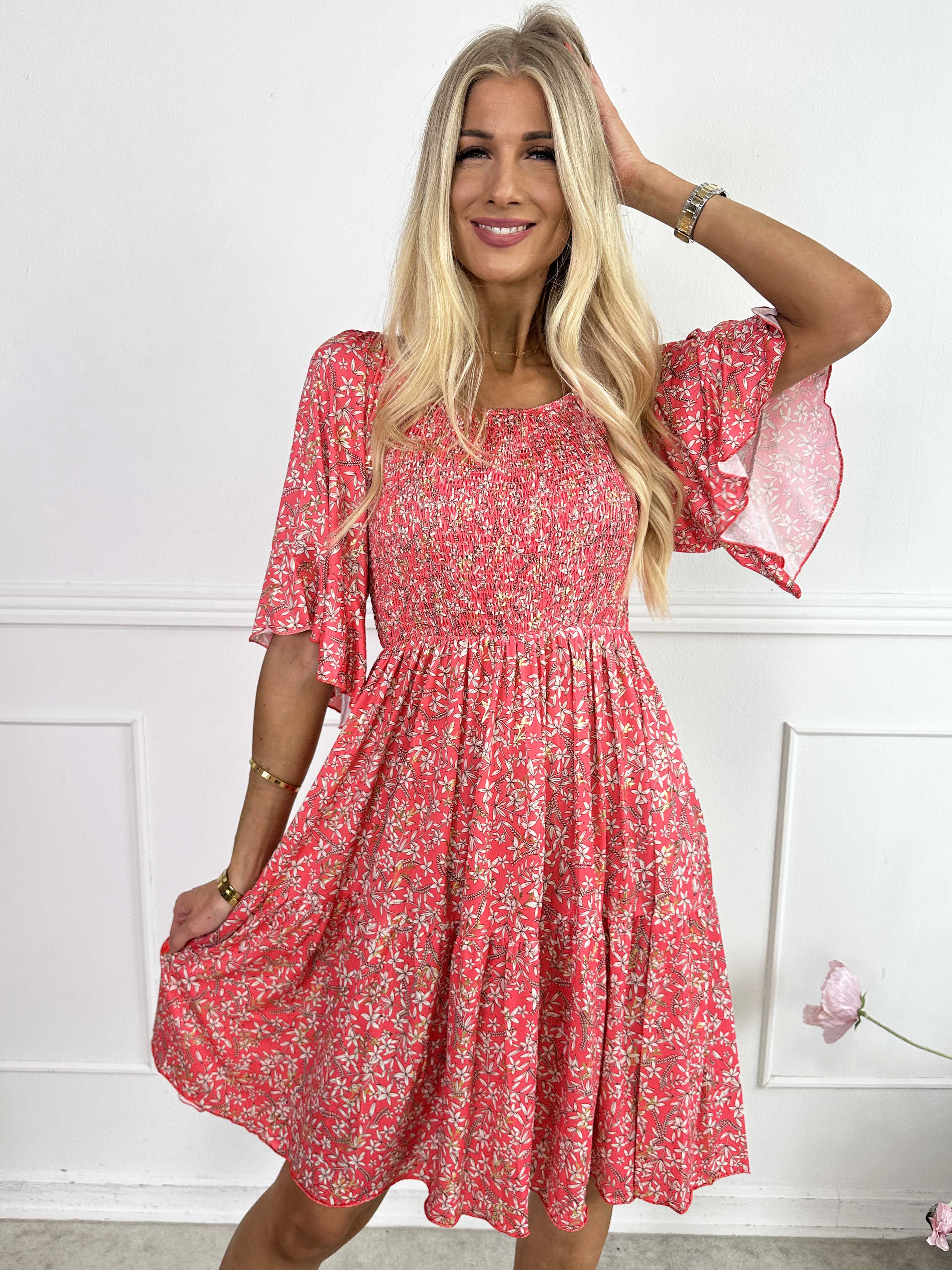 Elna Small Flower Short - Blommig elastisk klänning med smock över bysten