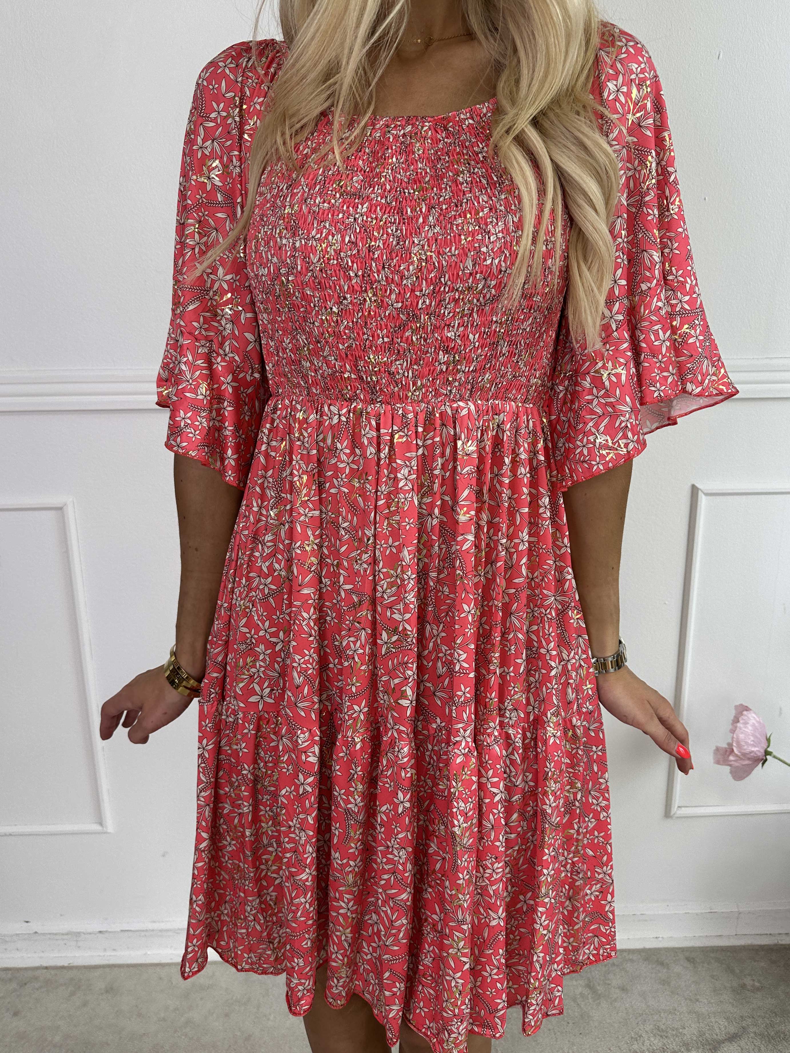 Elna Small Flower Short - Blommig elastisk klänning med smock över bysten