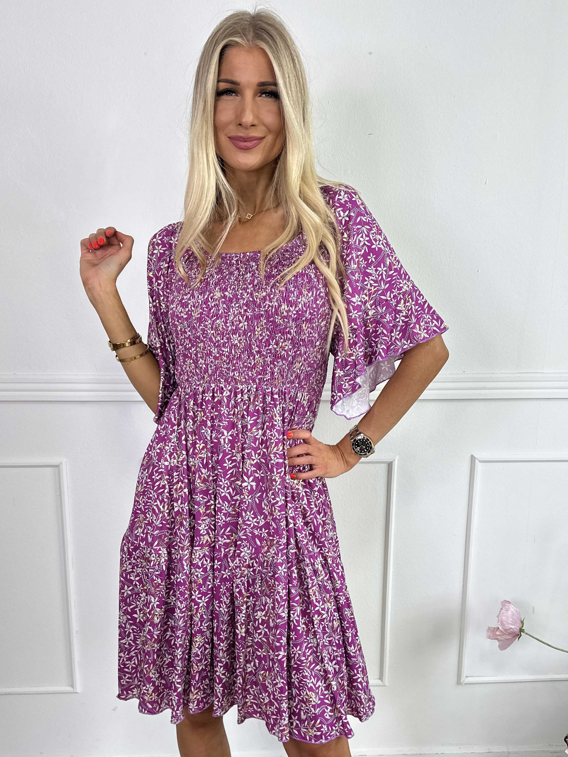 Elna Small Flower Short - Blommig elastisk klänning med smock över bysten