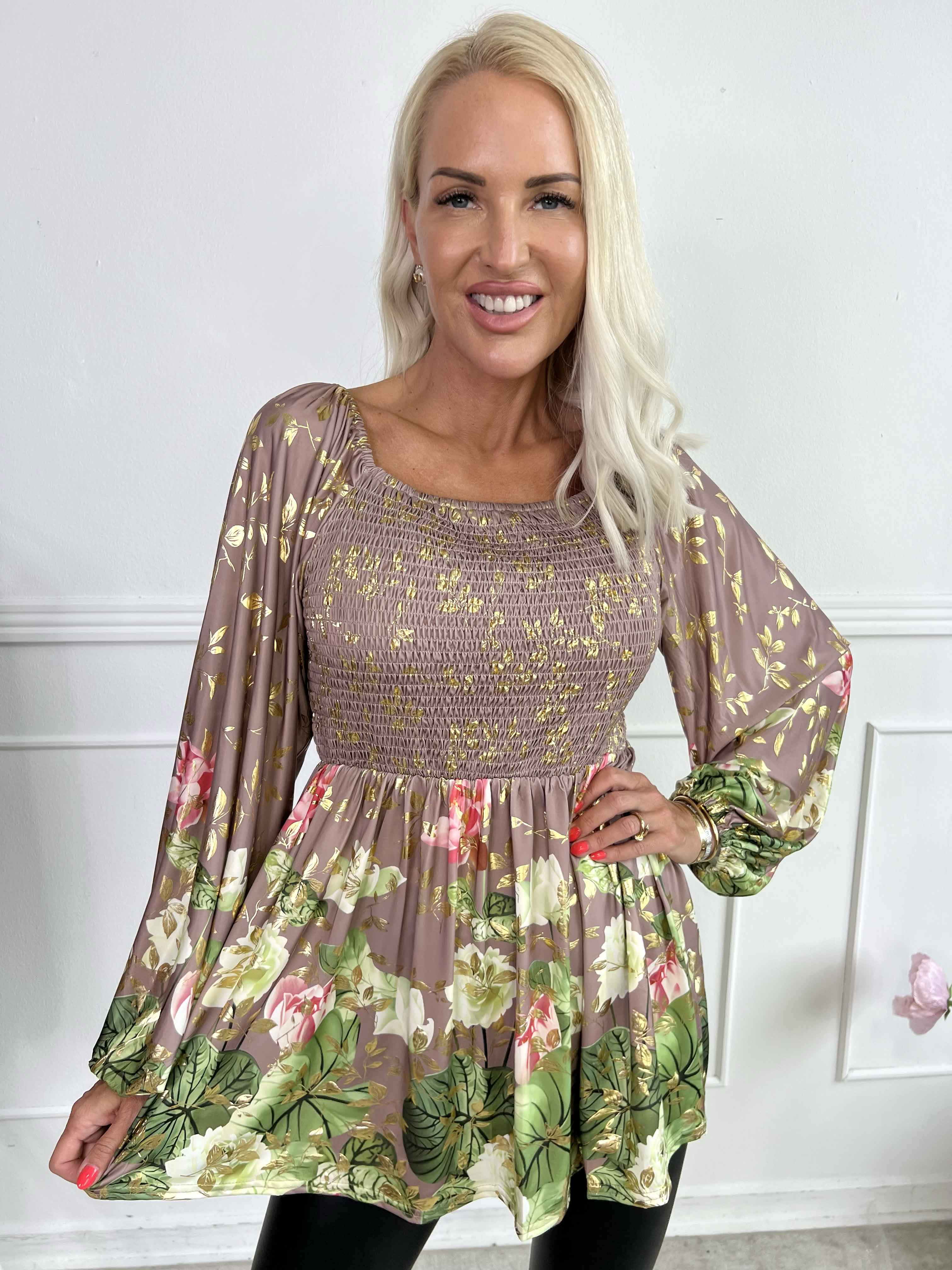 Elna Water Lily Shirt L/S - Elastisk blus med blommigt mönster och smock över bysten