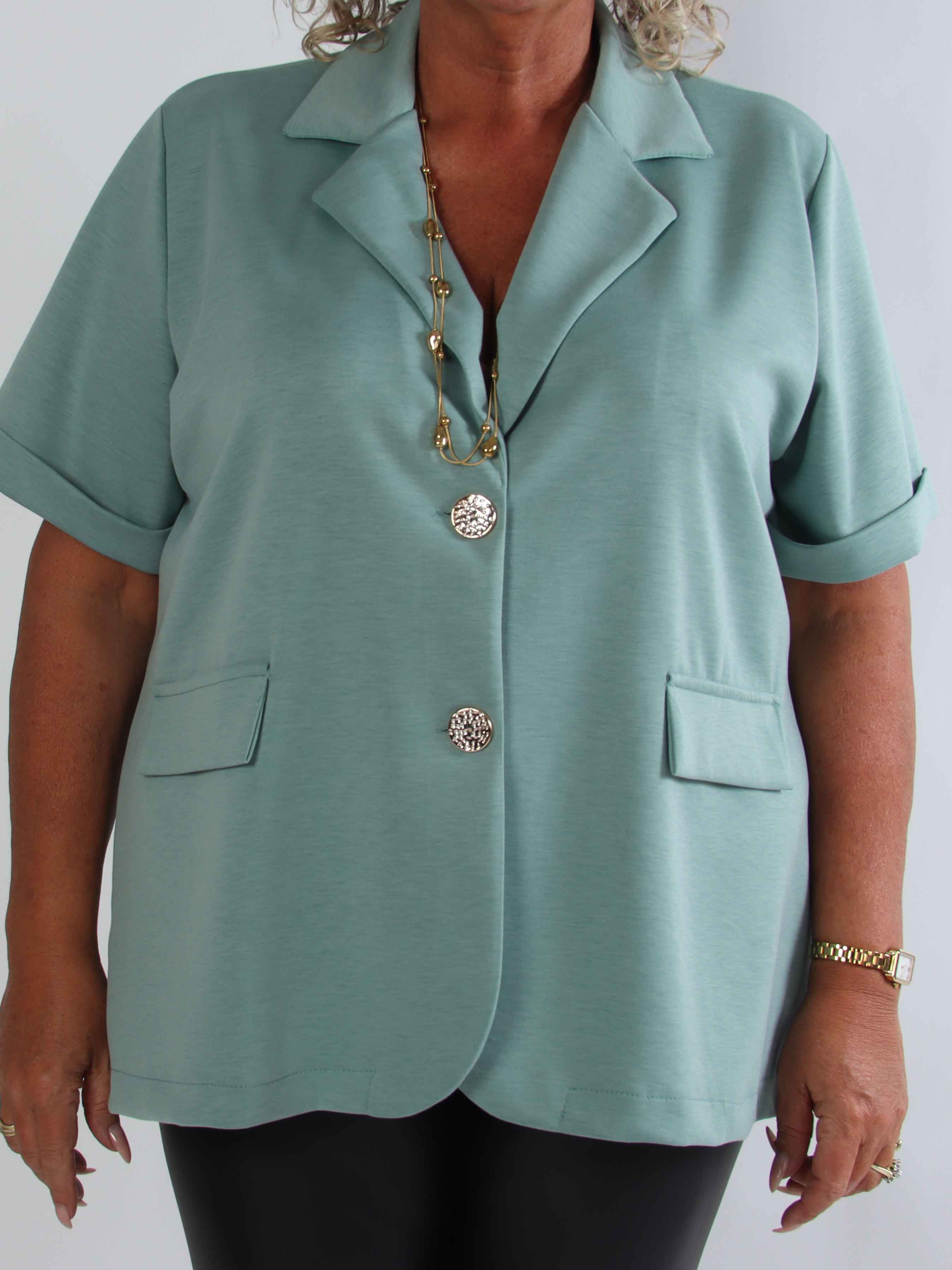 Elodie - Blød plus size blazer med korte ærmer og guldfarvede knapper