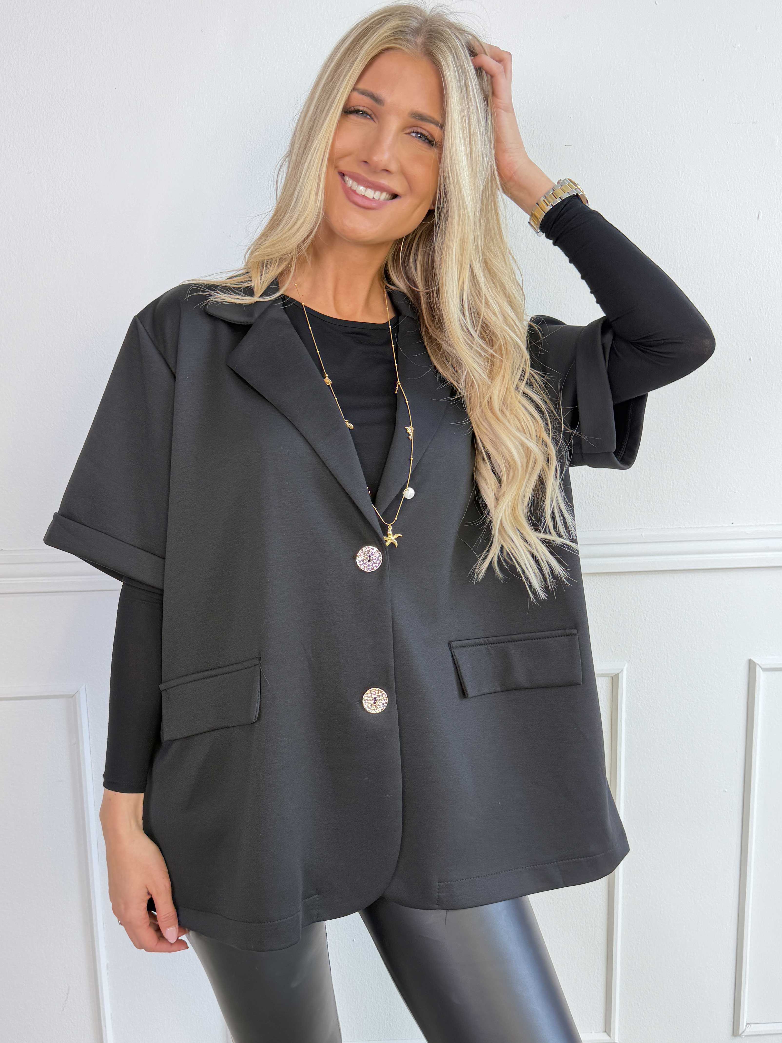 Elodie - Blød og behagelig blazer med korte ærmer og guldfarvede knapper