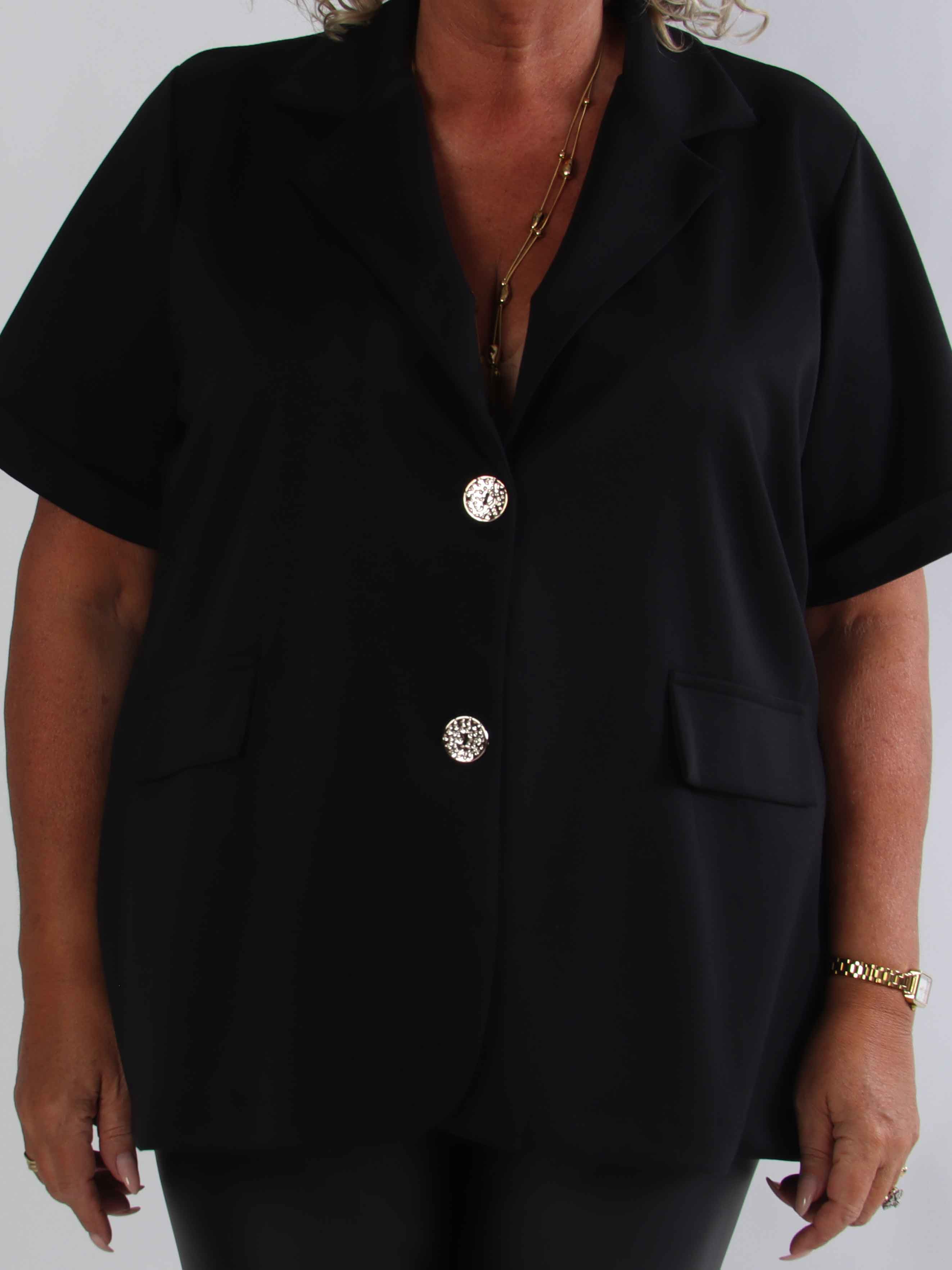 Elodie - Blød plus size blazer med korte ærmer og guldfarvede knapper