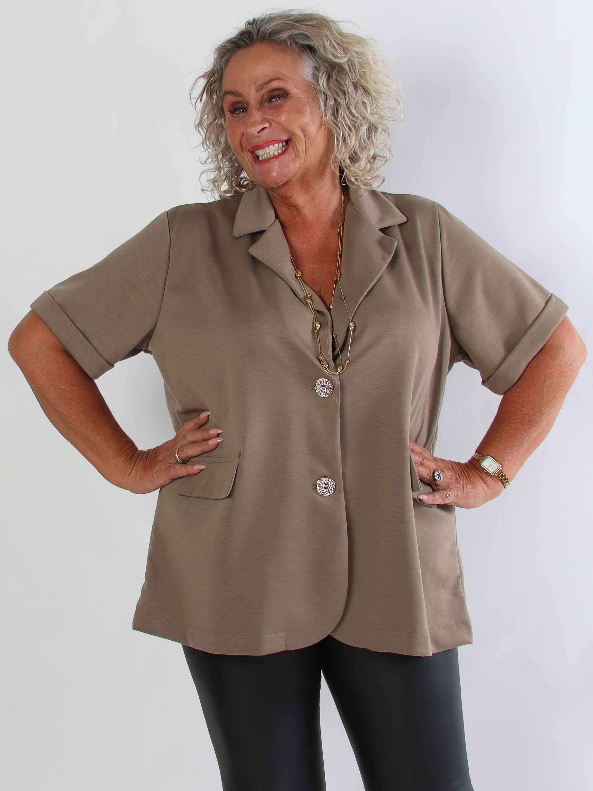Elodie - Blød plus size blazer med korte ærmer og guldfarvede knapper