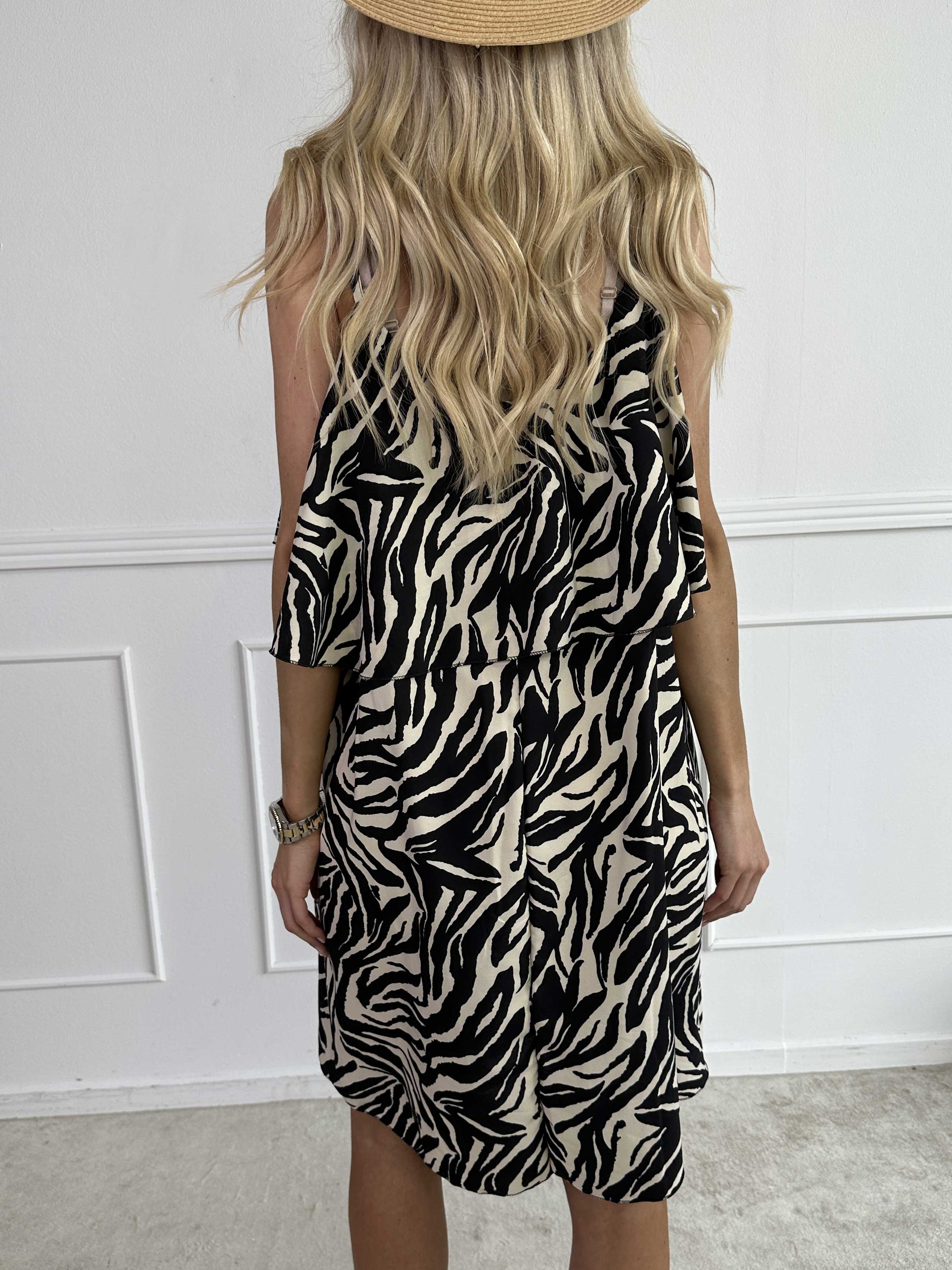 Elodie - Sommarklänning i djurmönster med volangkant