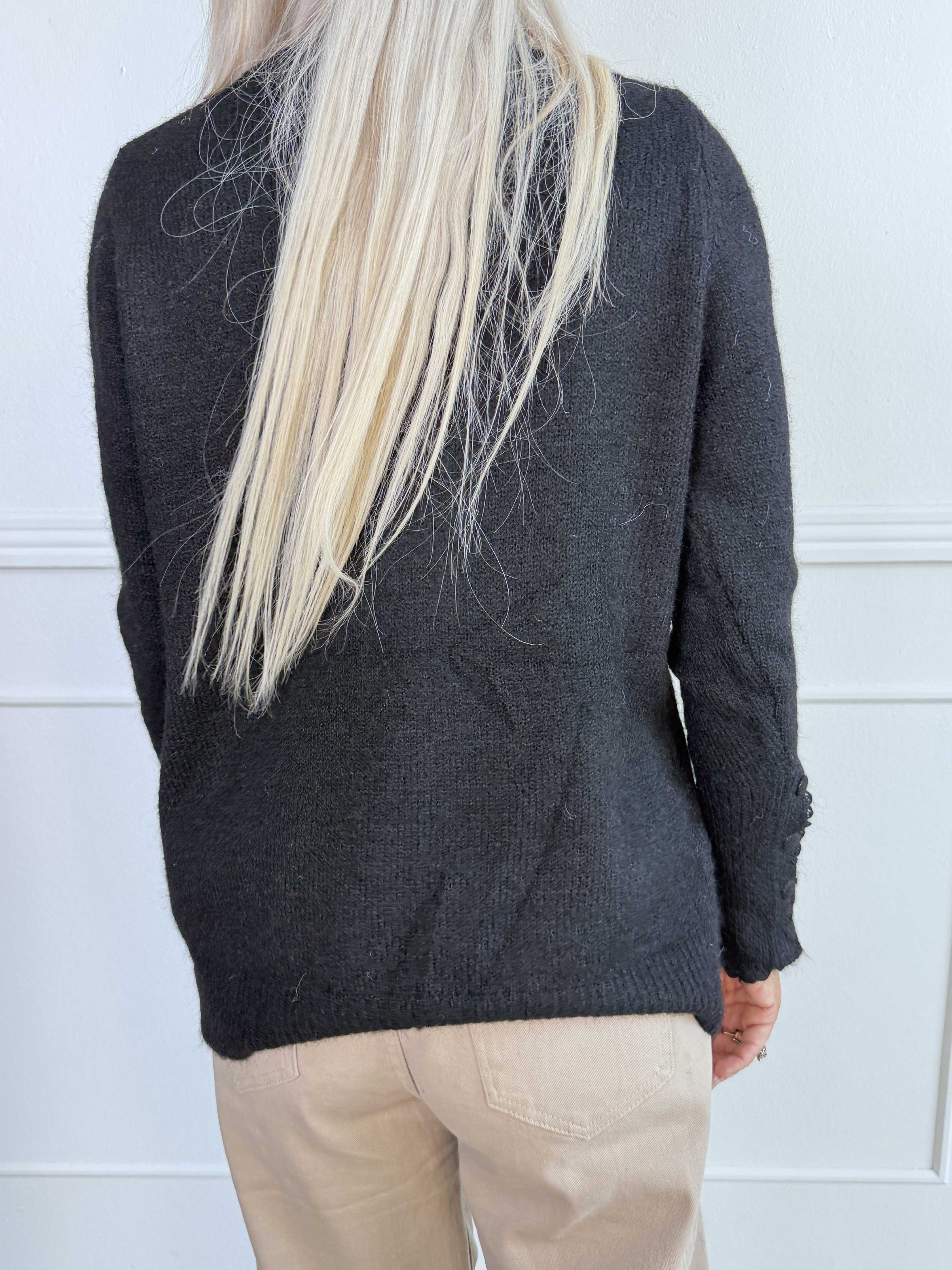 Elowen - Feminin strikbluse med blondekanter ved halsudskæringen og ærmerne