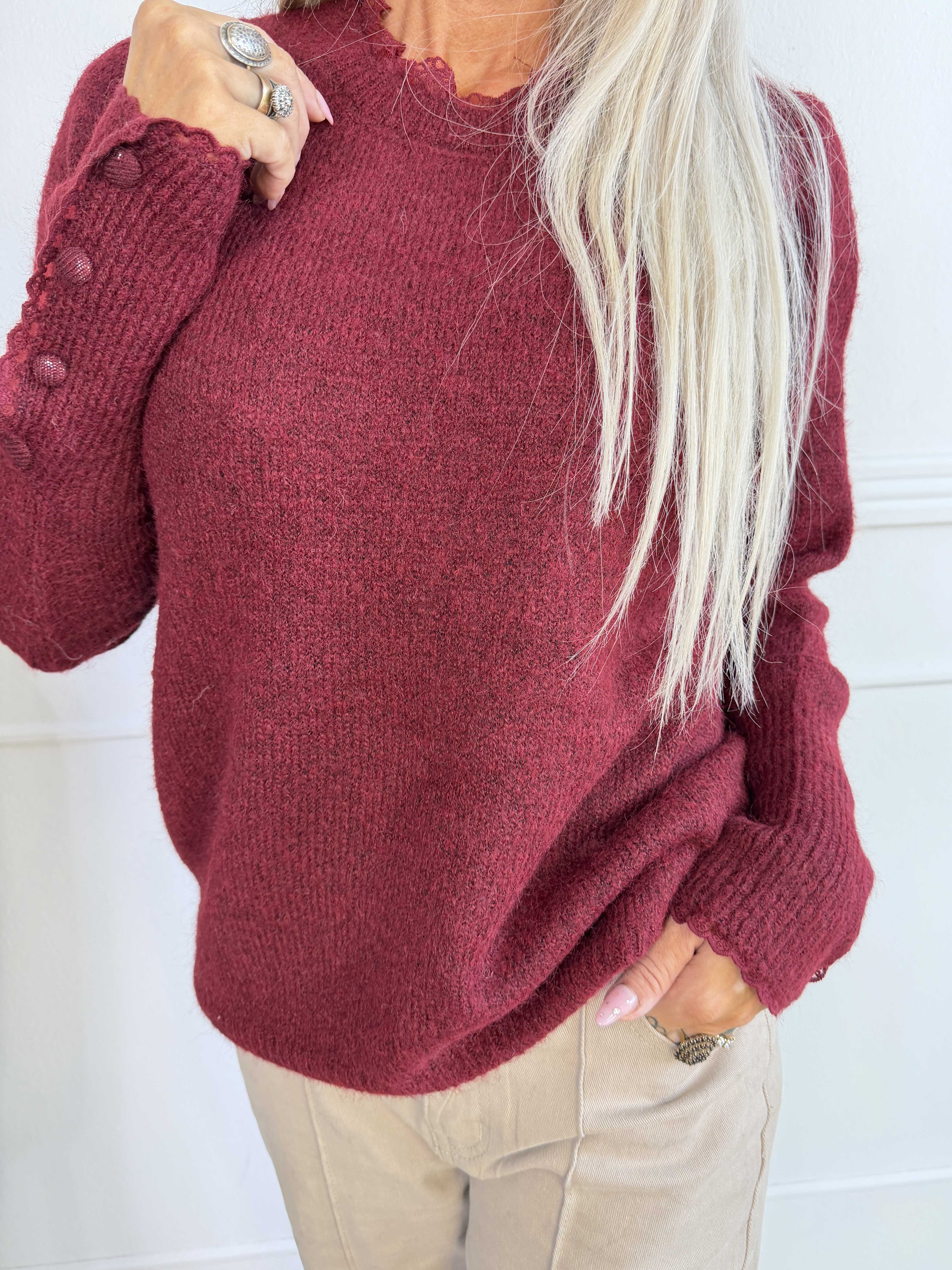 Elowen - Feminin strikbluse med blondekanter ved halsudskæringen og ærmerne