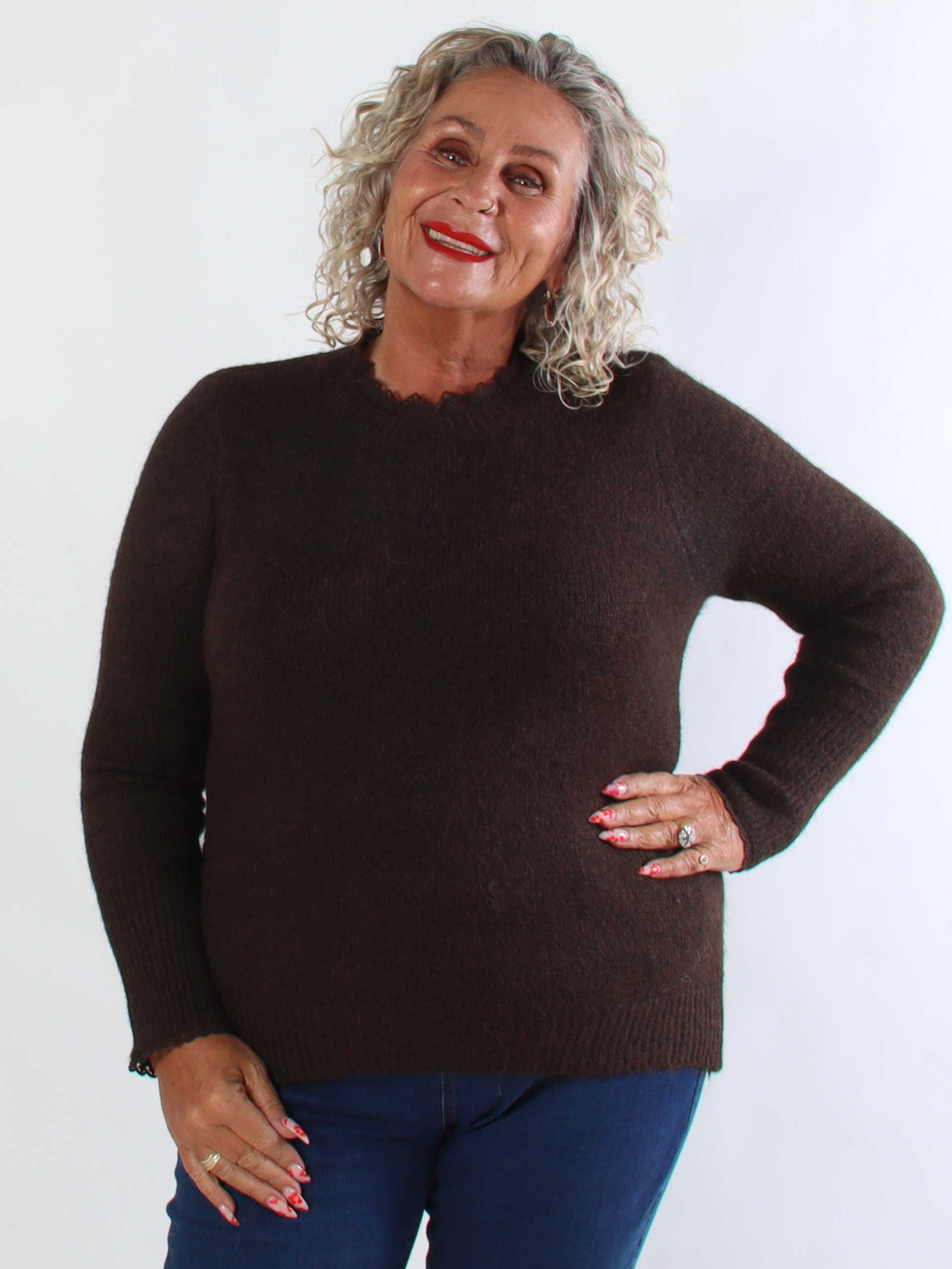 Elowen - Plus size strikbluse med blondekanter ved halsudskæringen og ærmerne