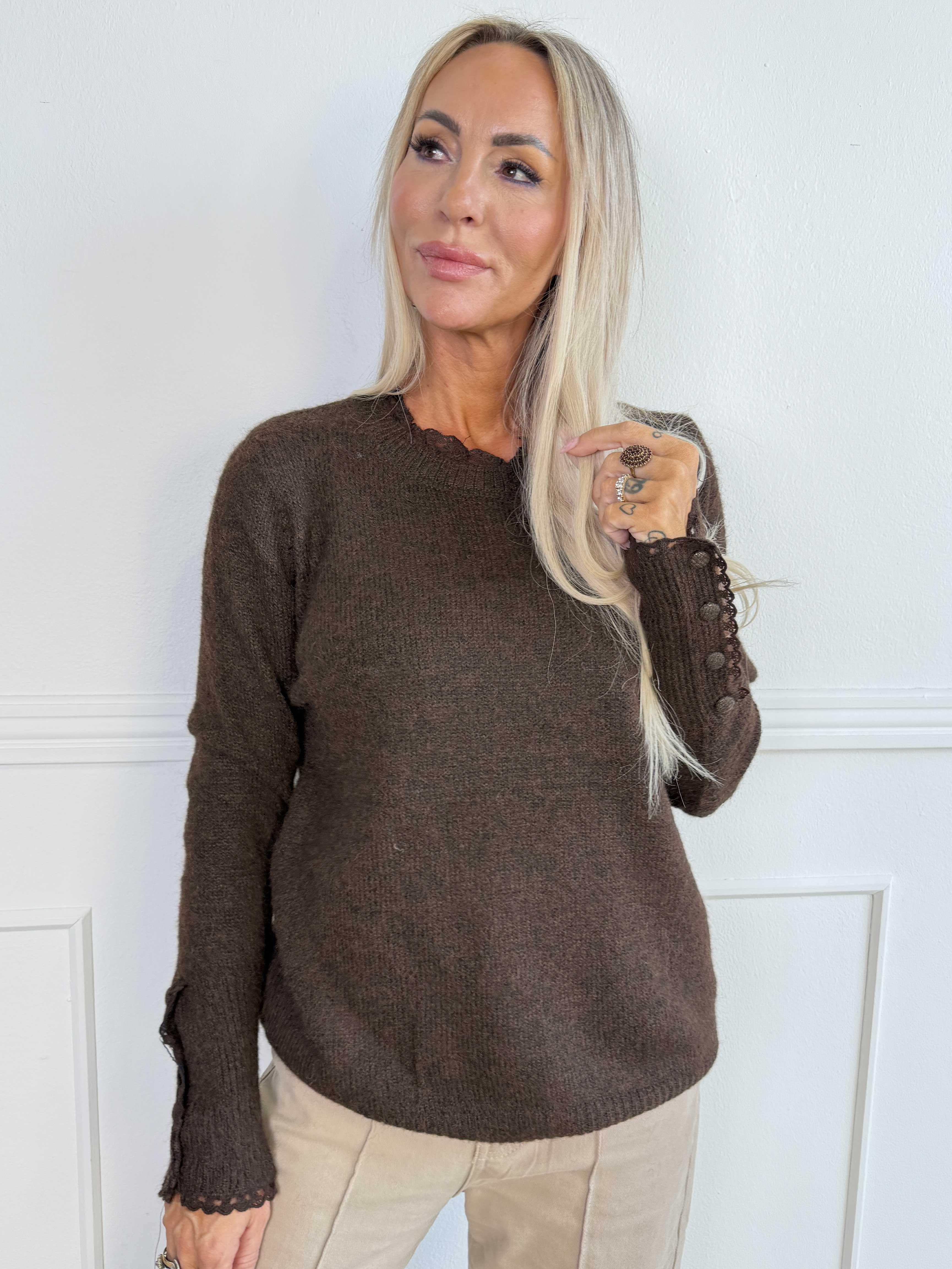 Elowen - Feminin strikbluse med blondekanter ved halsudskæringen og ærmerne