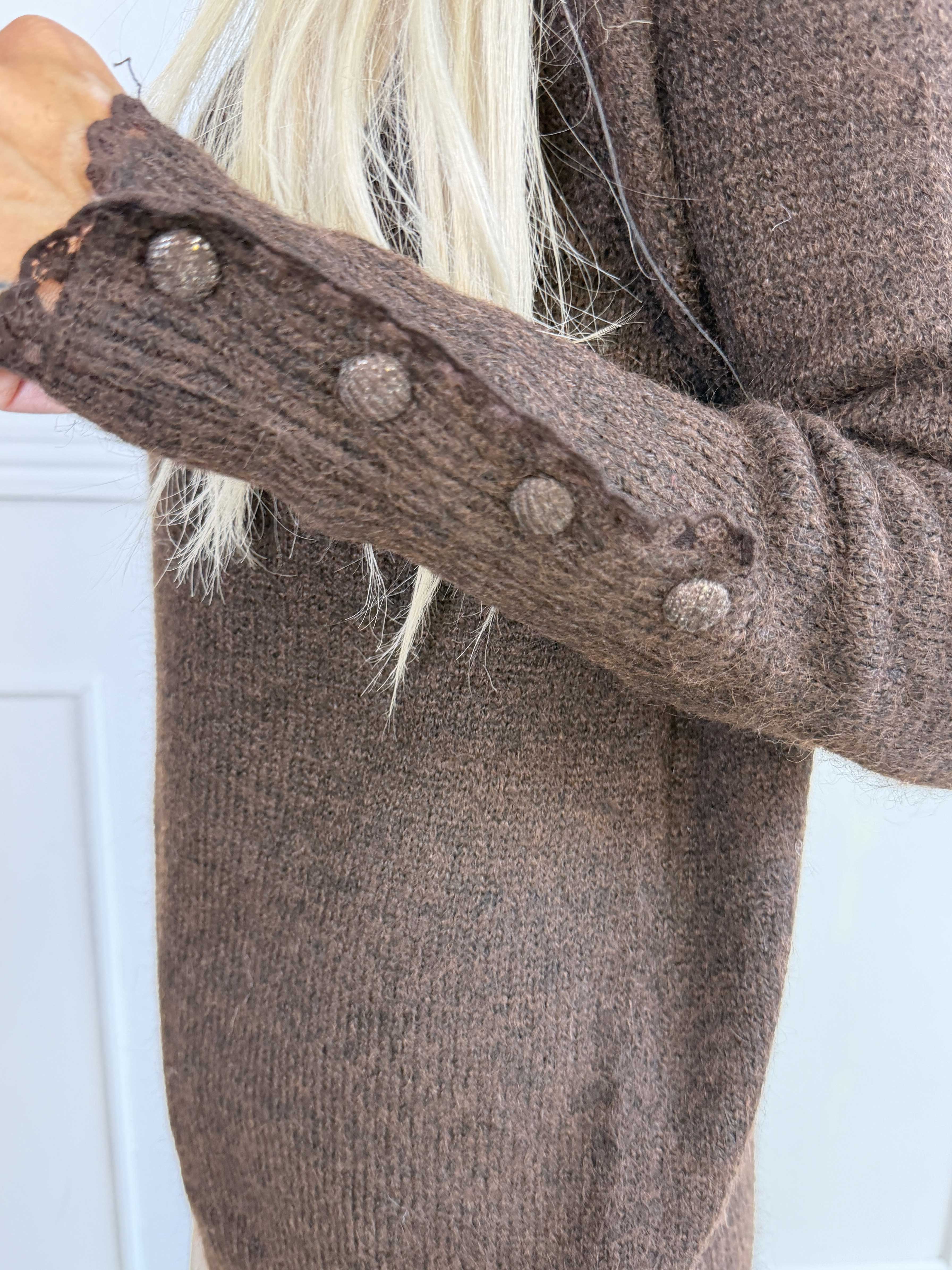 Elowen - Feminin strikbluse med blondekanter ved halsudskæringen og ærmerne