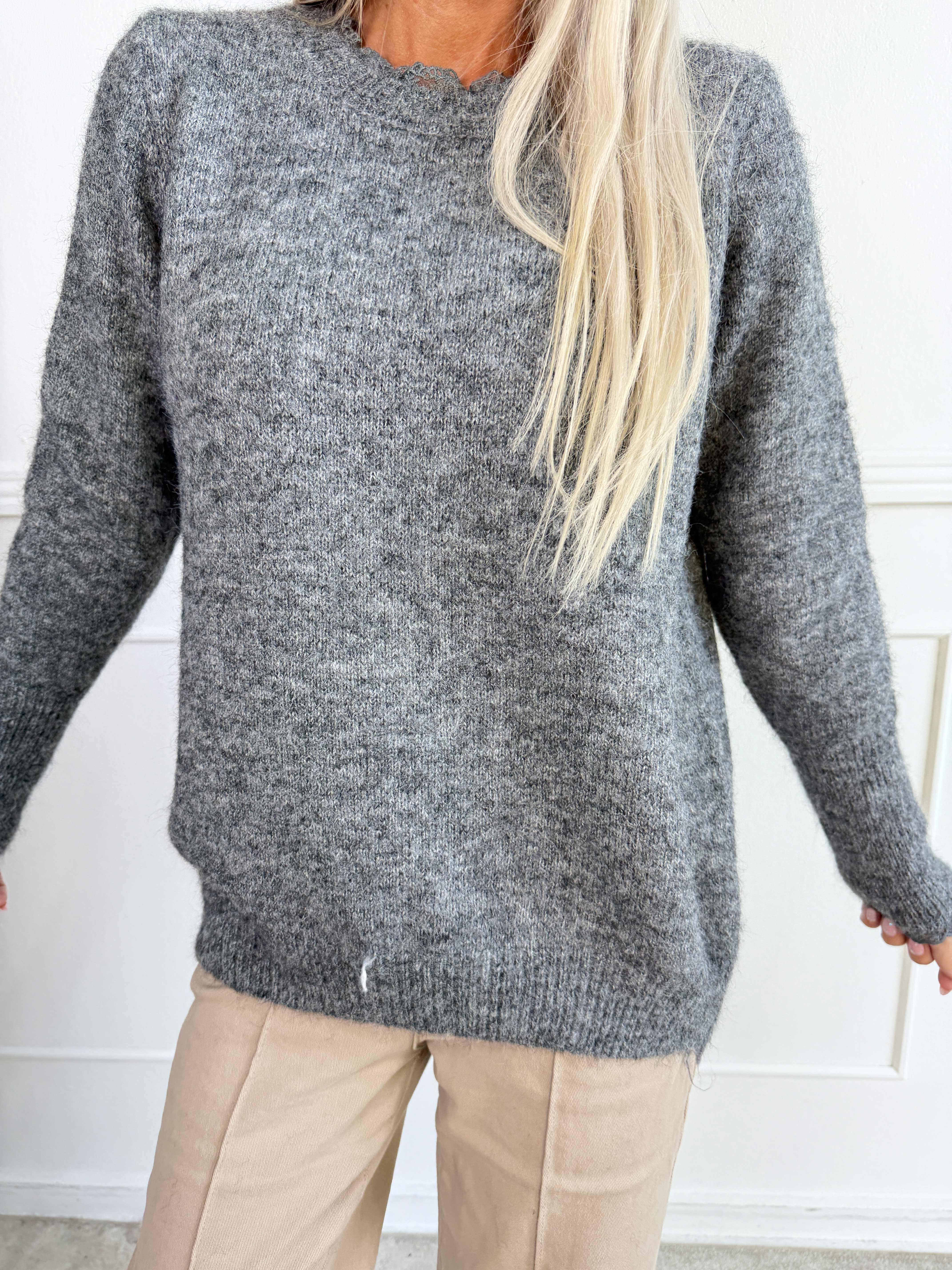 Elowen - Feminin strikbluse med blondekanter ved halsudskæringen og ærmerne