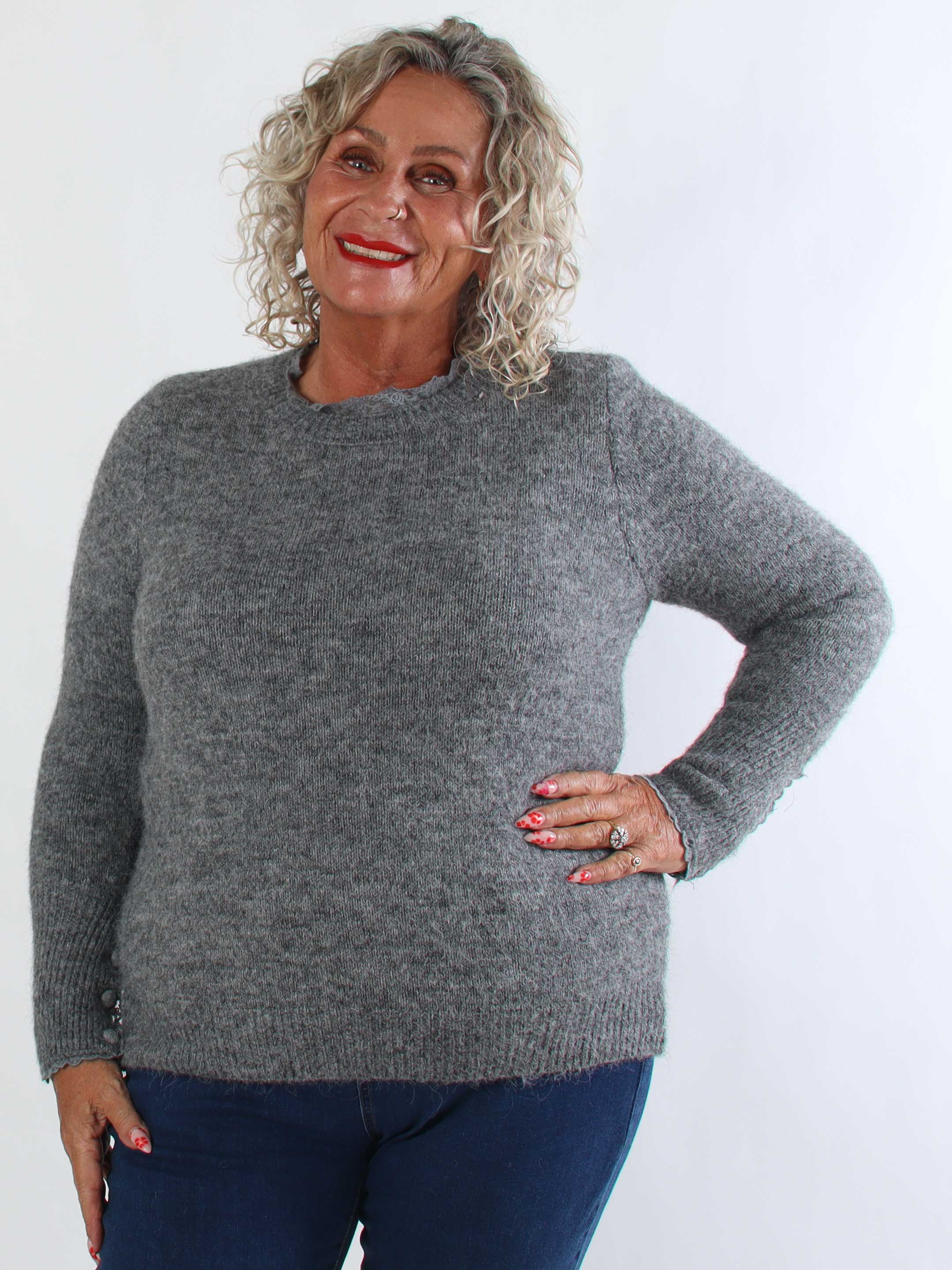 Elowen - Plus size strikbluse med blondekanter ved halsudskæringen og ærmerne