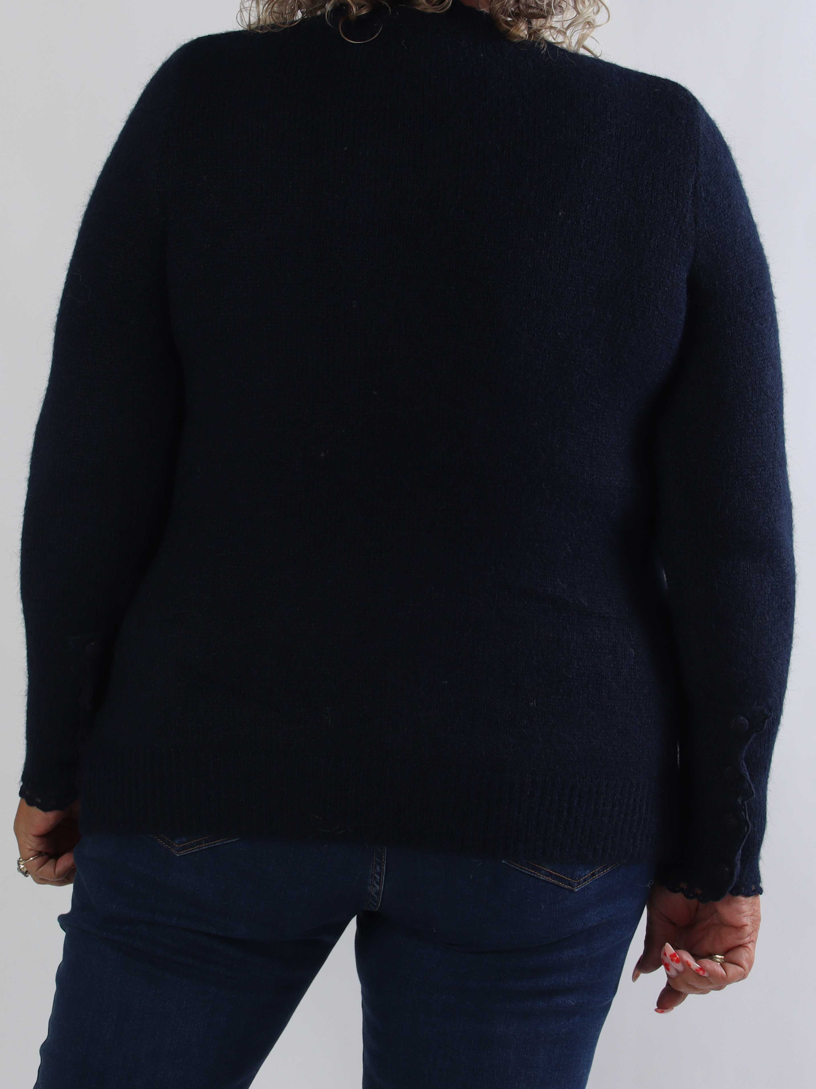 Elowen - Plus size strikbluse med blondekanter ved halsudskæringen og ærmerne