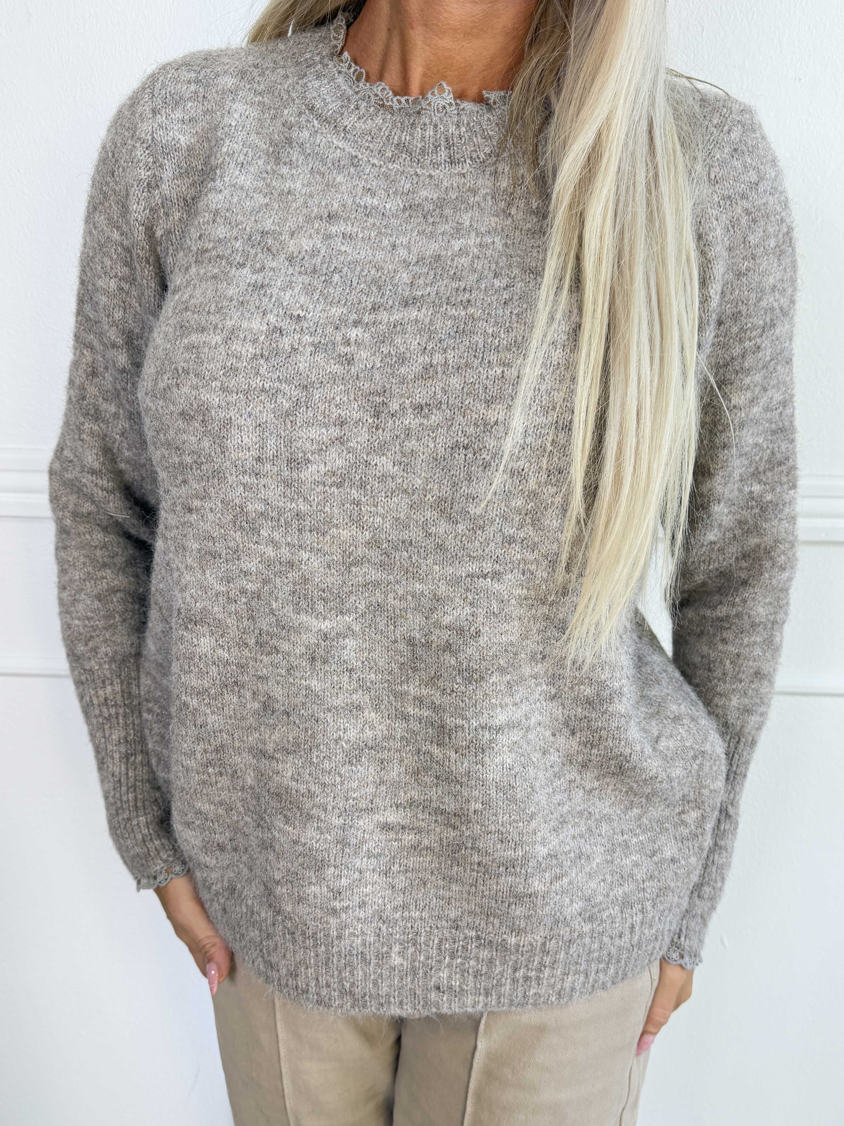 Elowen - Feminin strikbluse med blondekanter ved halsudskæringen og ærmerne