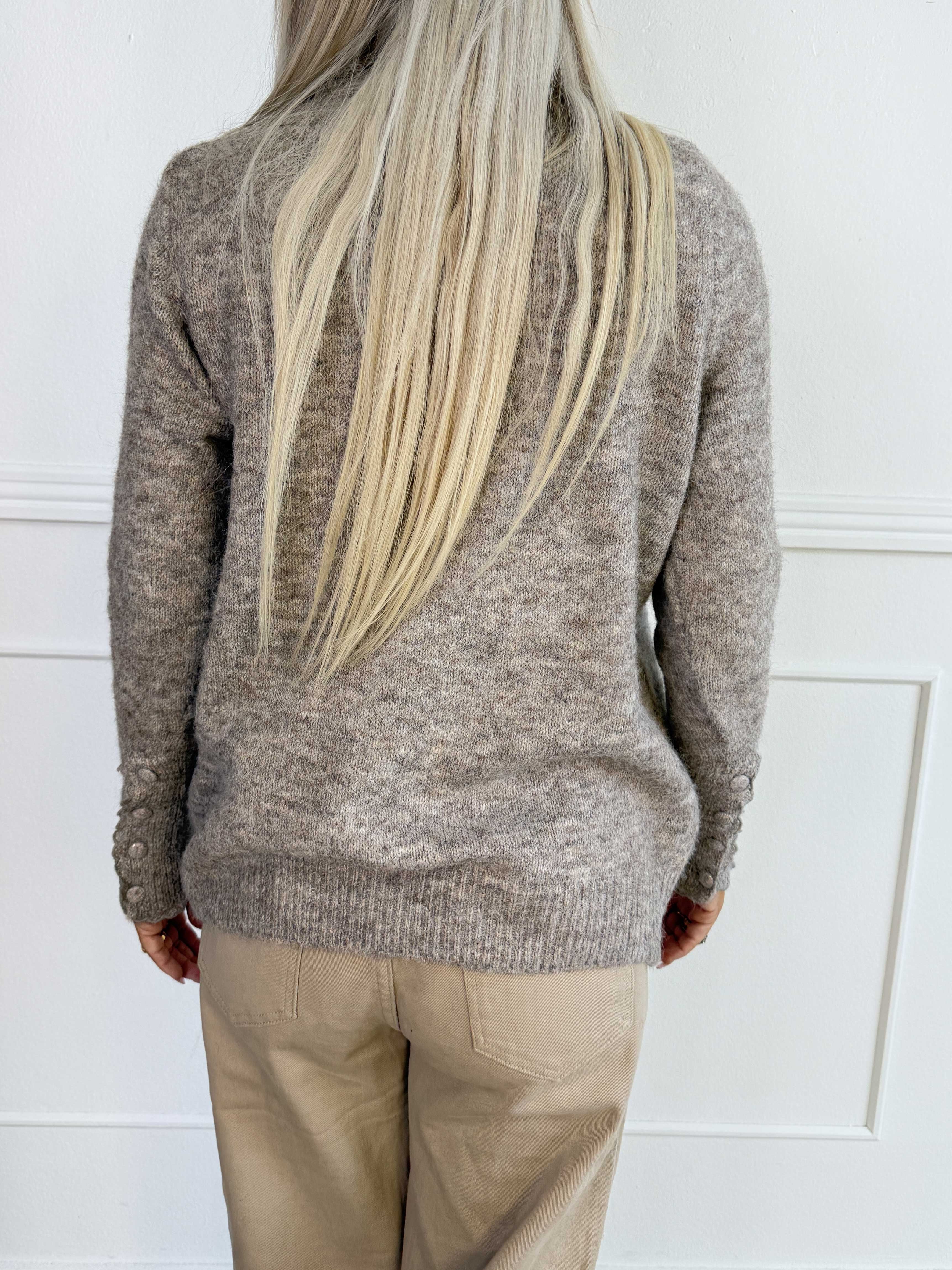 Elowen - Feminin strikbluse med blondekanter ved halsudskæringen og ærmerne