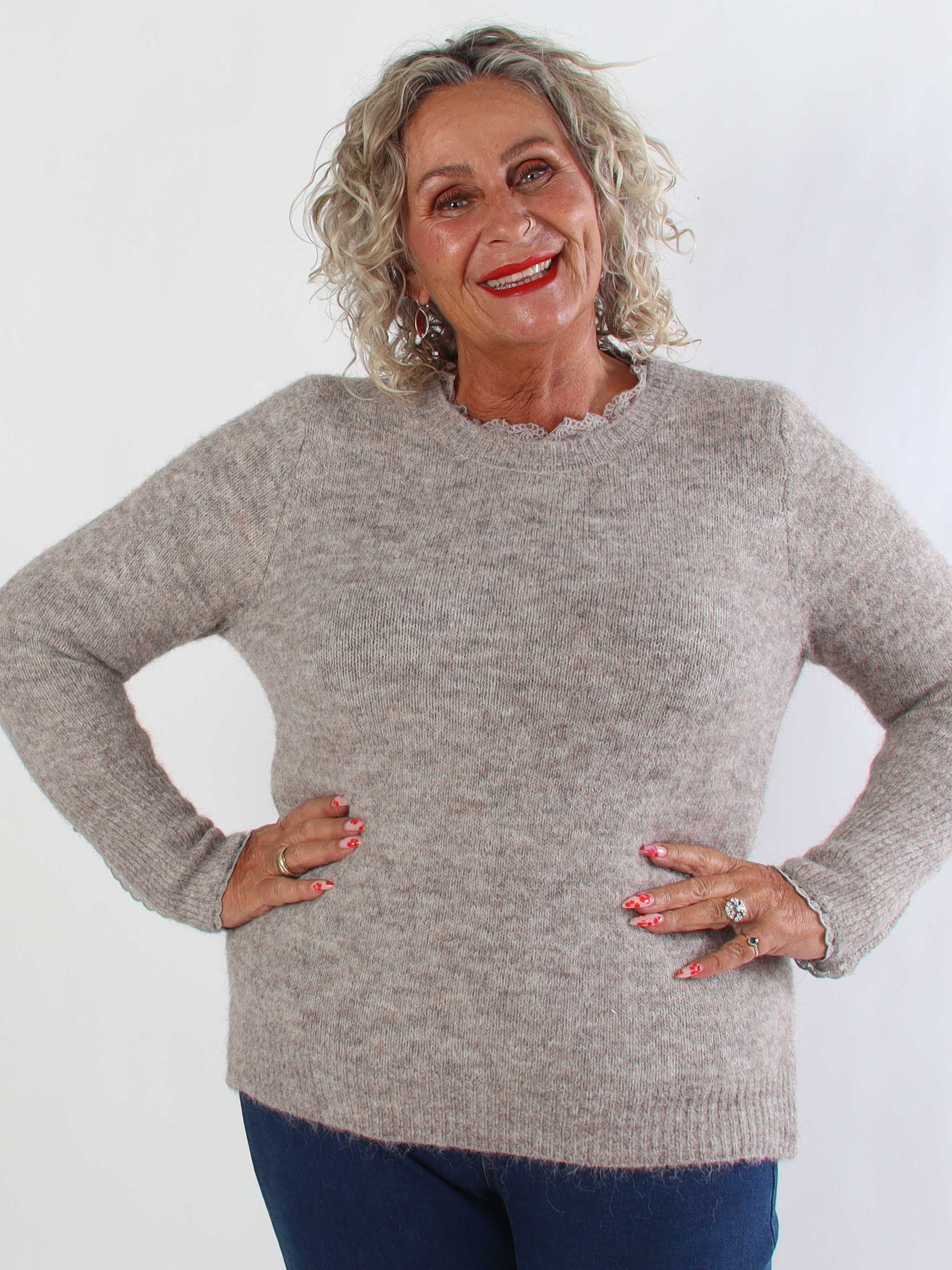 Elowen - Plus size strikbluse med blondekanter ved halsudskæringen og ærmerne