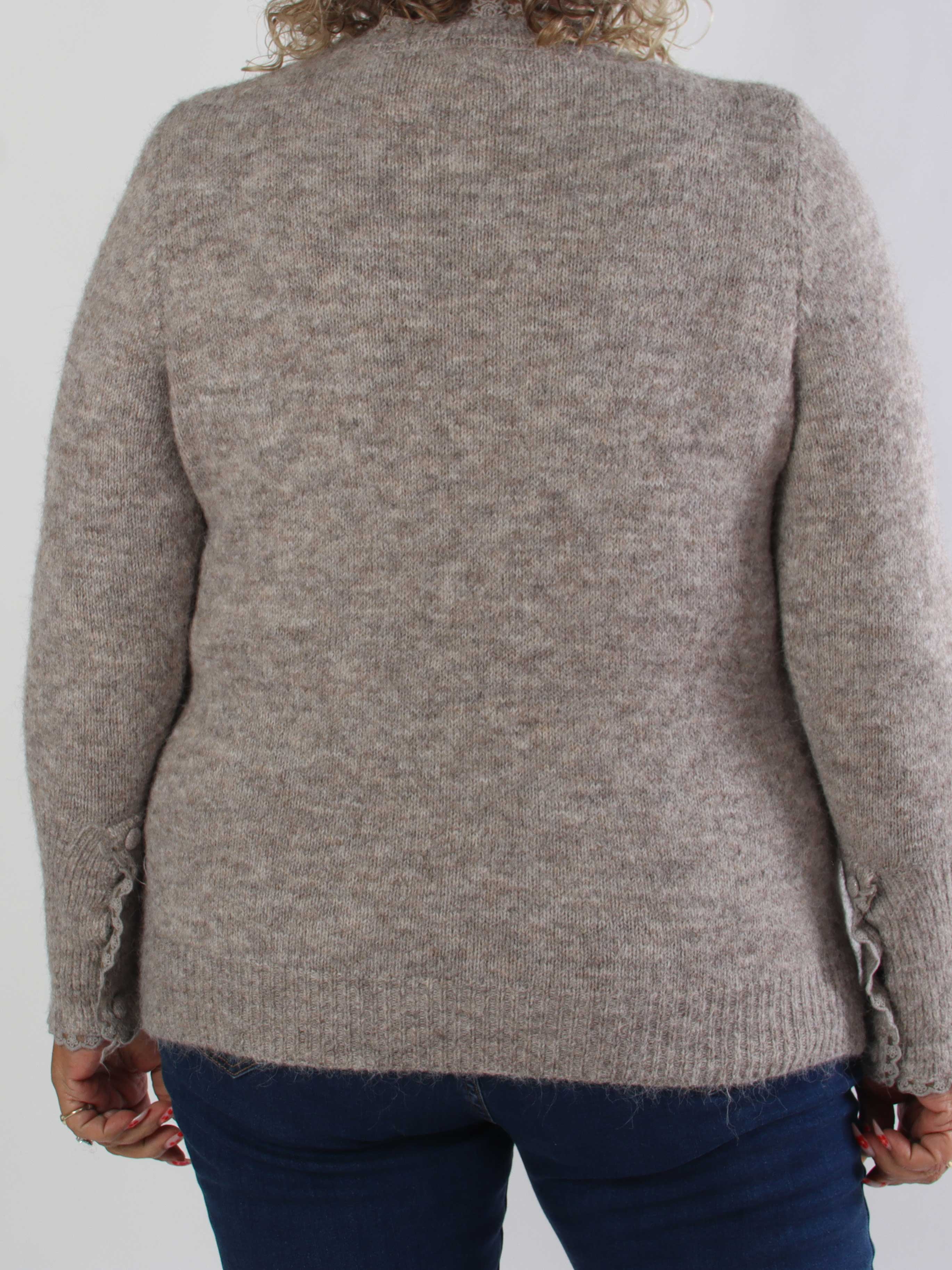 Elowen - Plus size strikbluse med blondekanter ved halsudskæringen og ærmerne