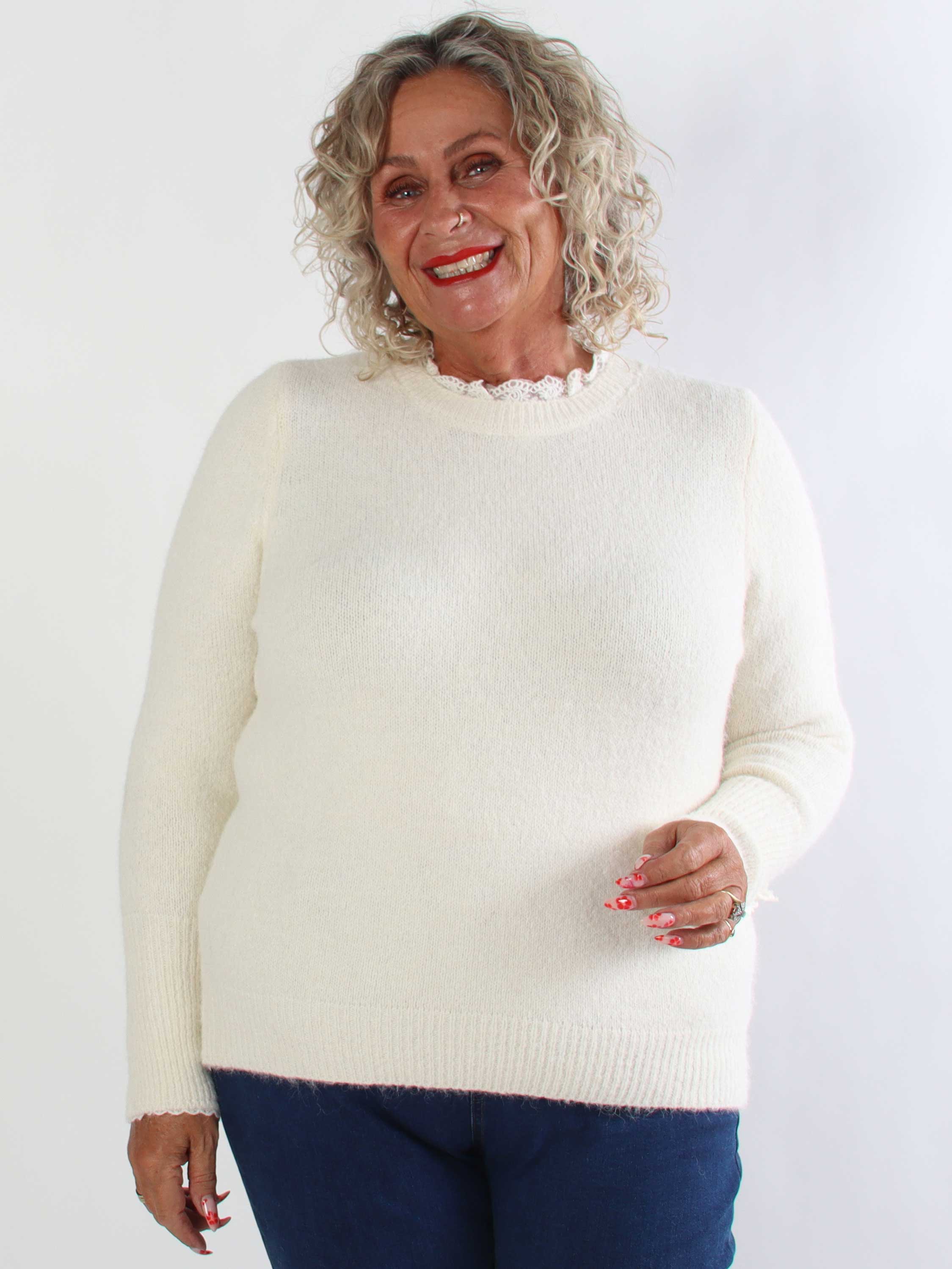 Elowen - Plus size strikbluse med blondekanter ved halsudskæringen og ærmerne