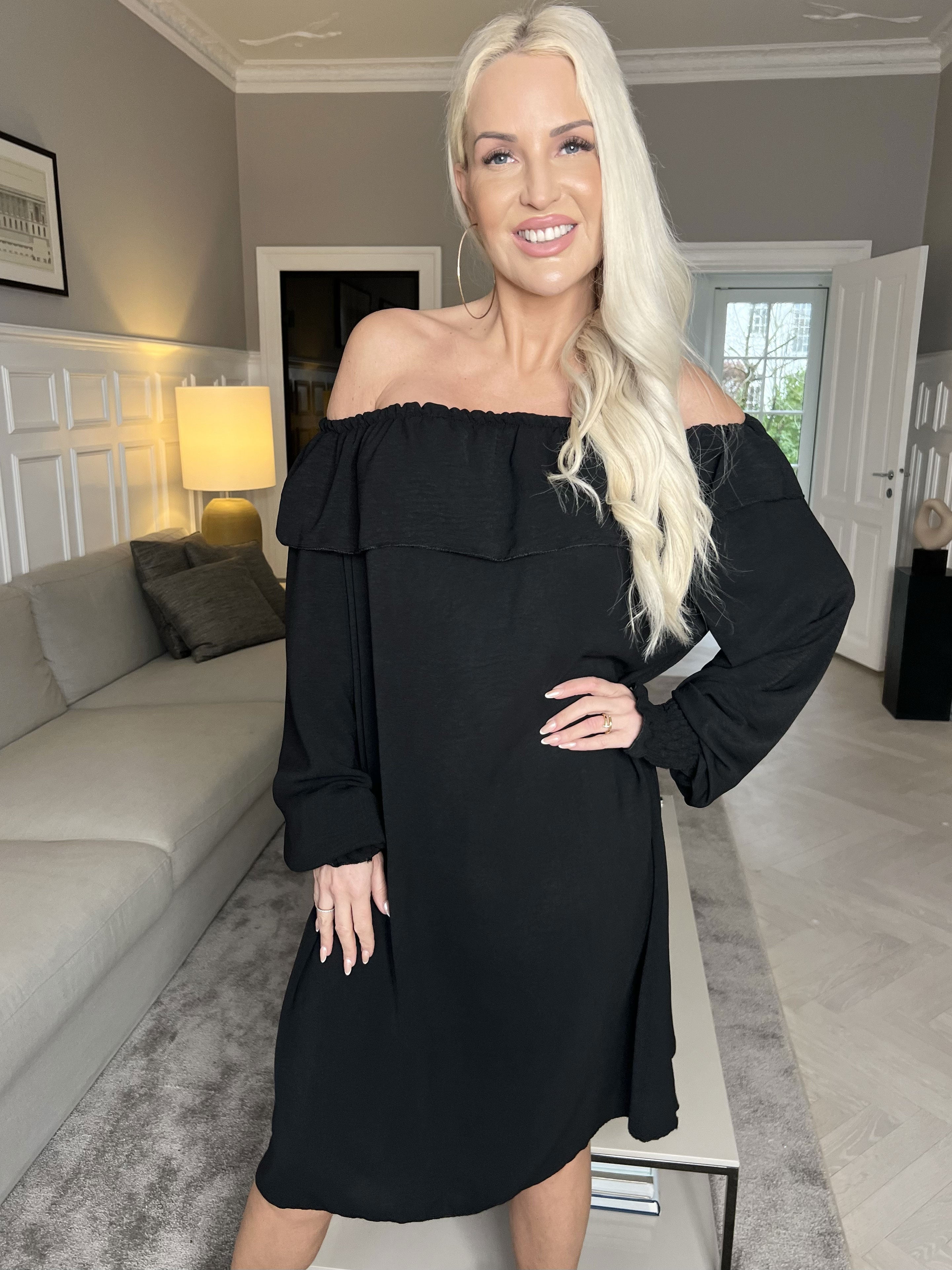 Elpida - Söt klänning med volangkant och ärmar med smock