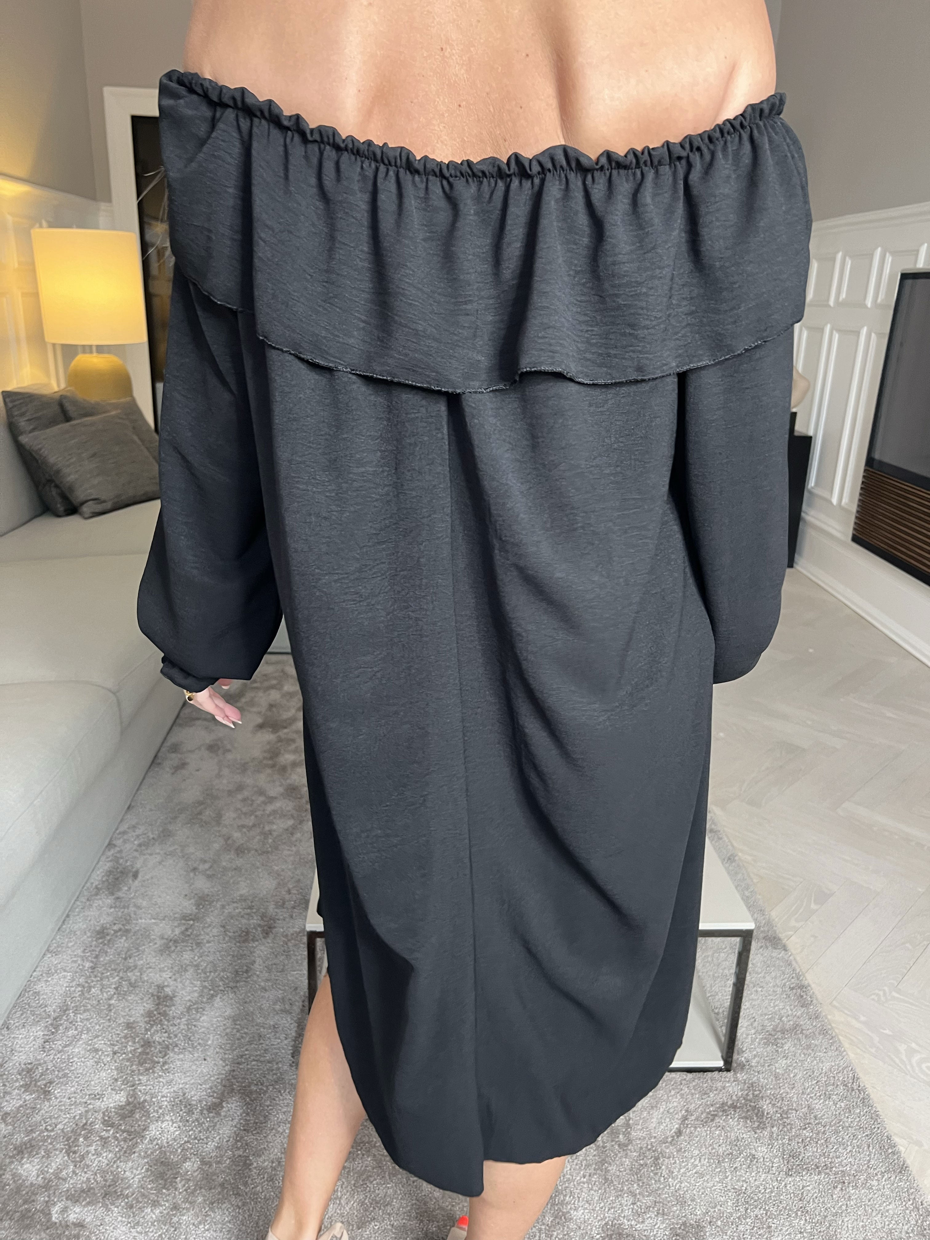 Elpida - Söt klänning med volangkant och ärmar med smock