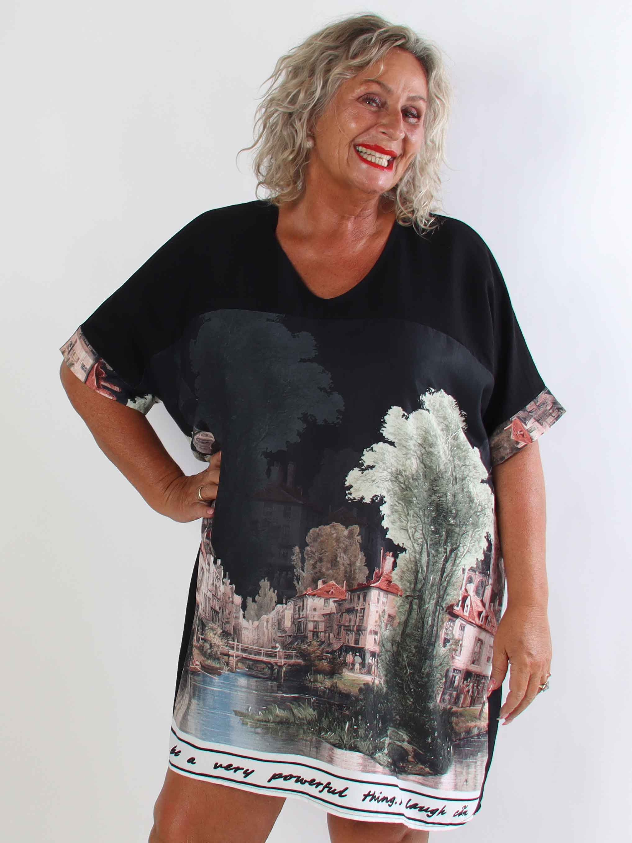 Emaan - Plus size tunikakjole i blød viskose med et smukt bylandskabsmotiv