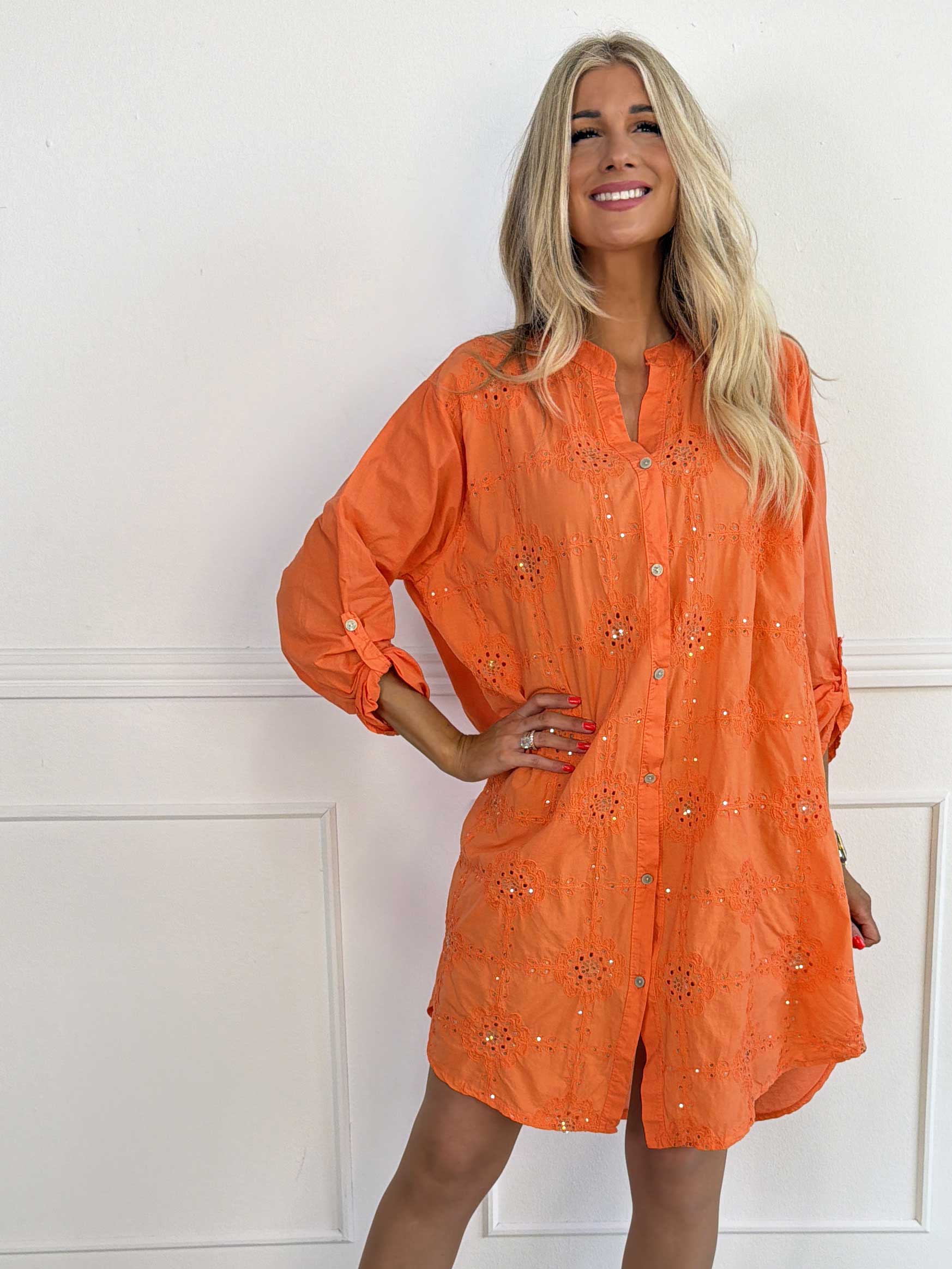 Emerson - Skjortekjole i bomuld med broderet mønster og pailletter