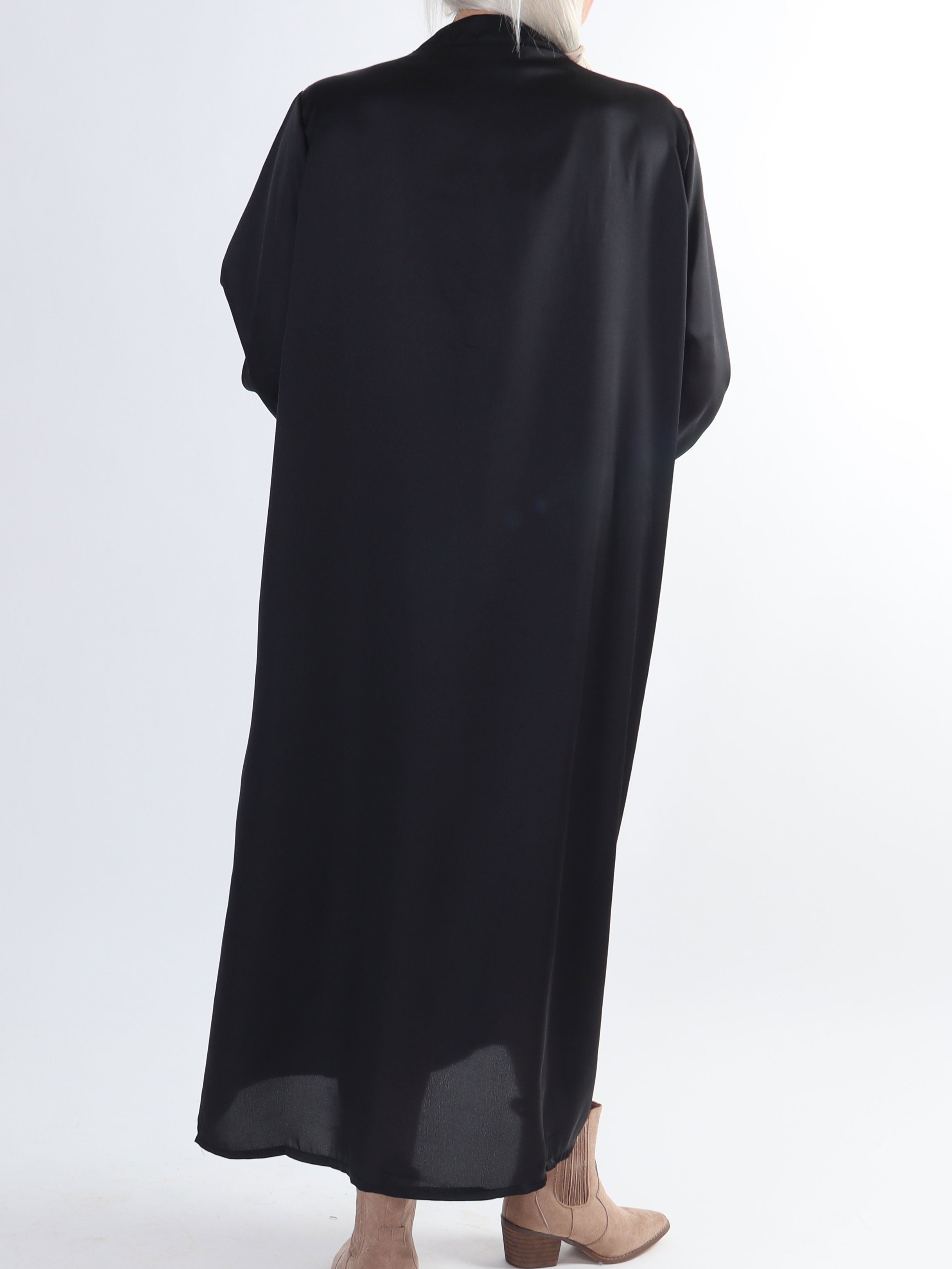 Emilia - Plus size klänning i silkelook med vita pärlor