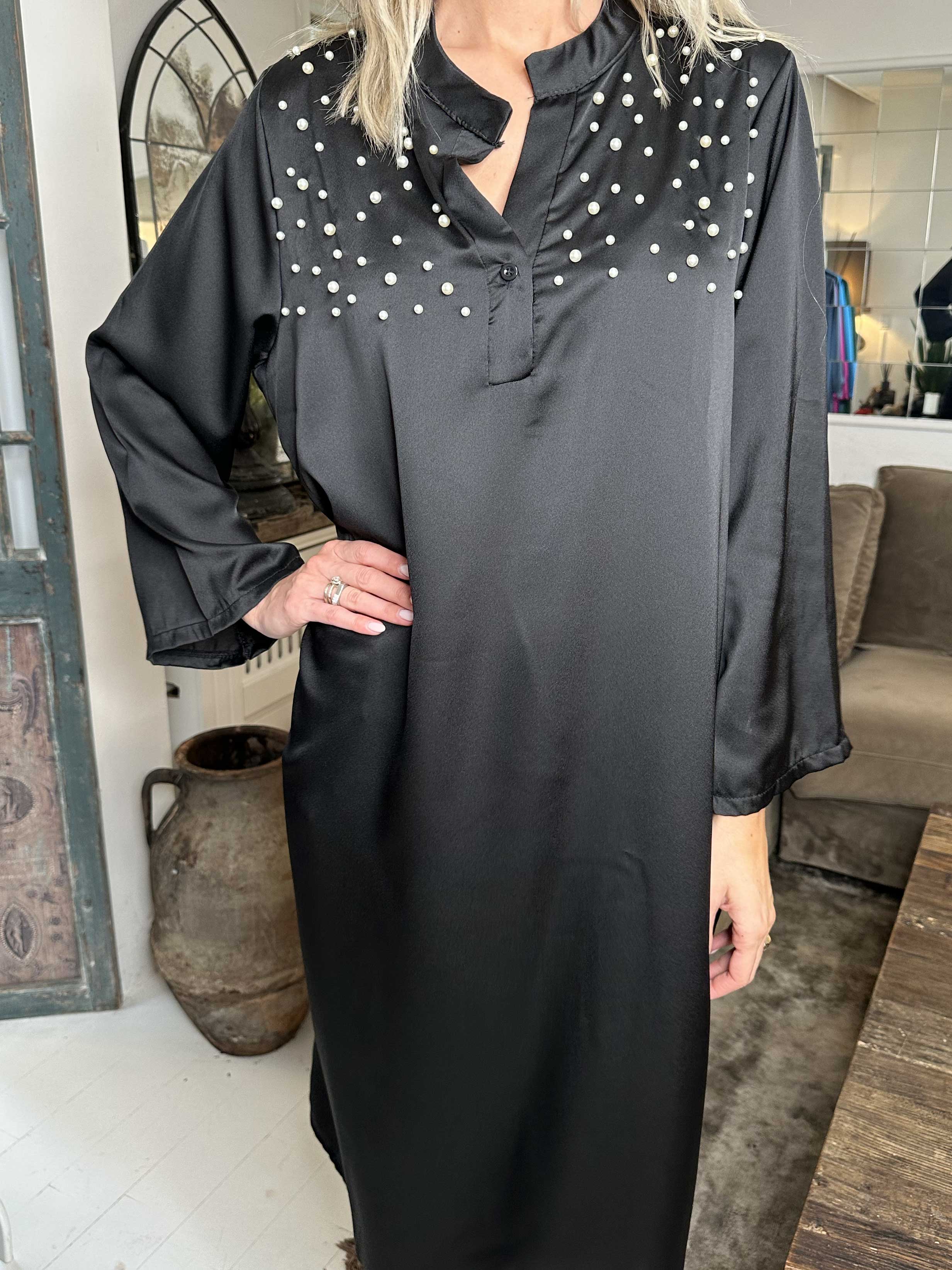 Emilia - Klänning i silkelook med lös passform och vita pärlor