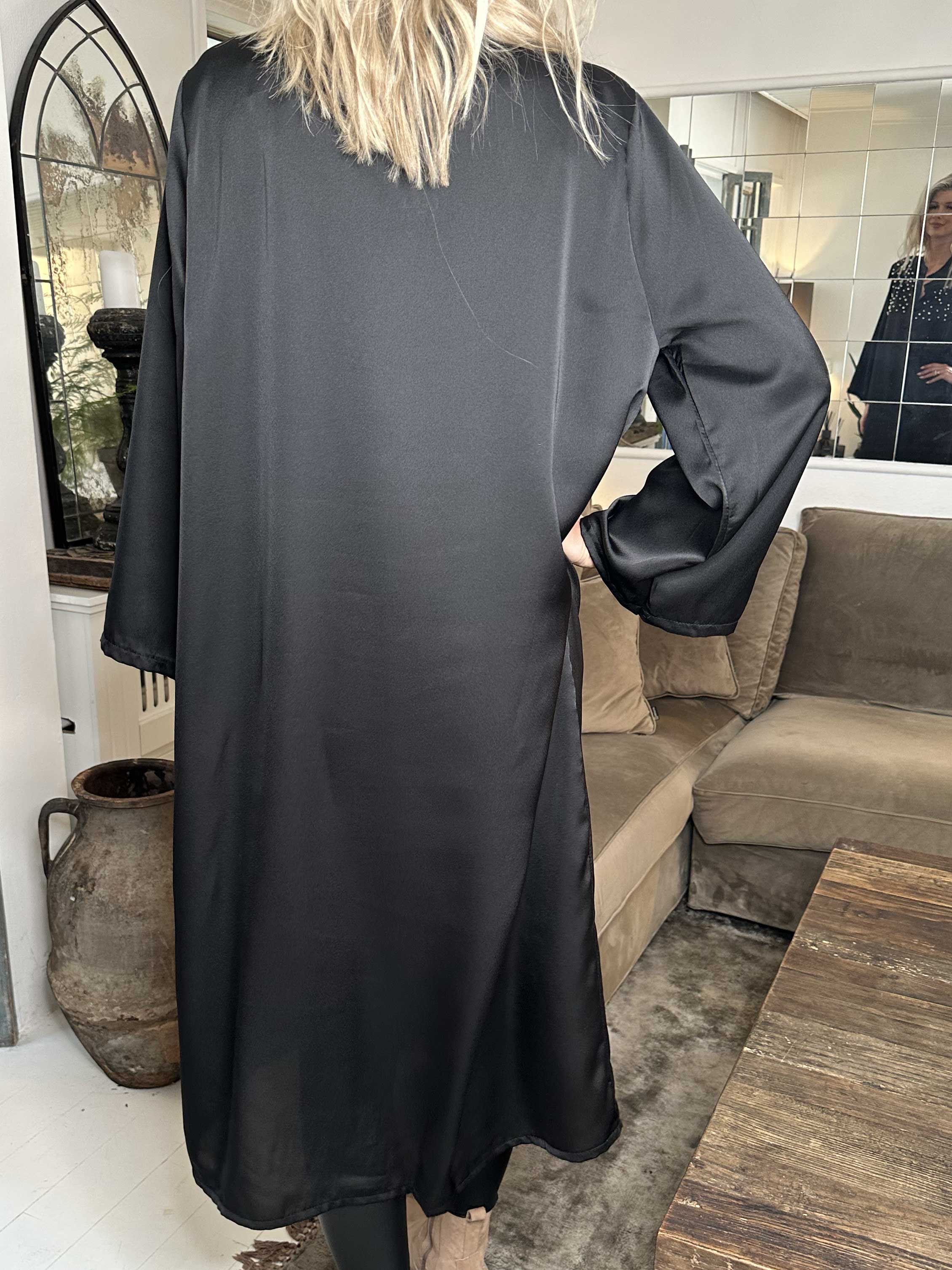 Emilia - Klänning i silkelook med lös passform och vita pärlor