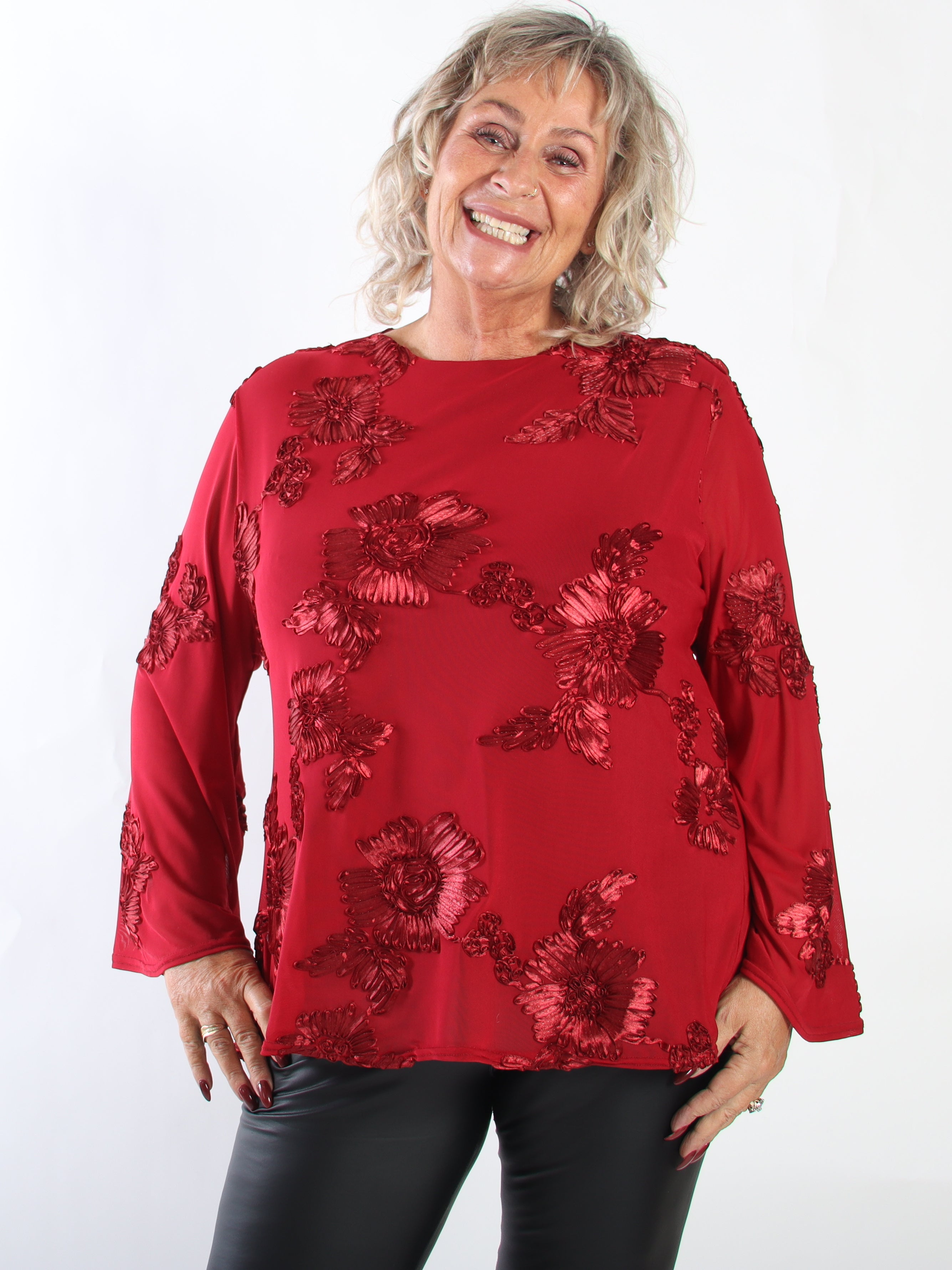 Emilie Flora - Tunika i plus size i mesh med fina blomstermotiv och långa ärmar