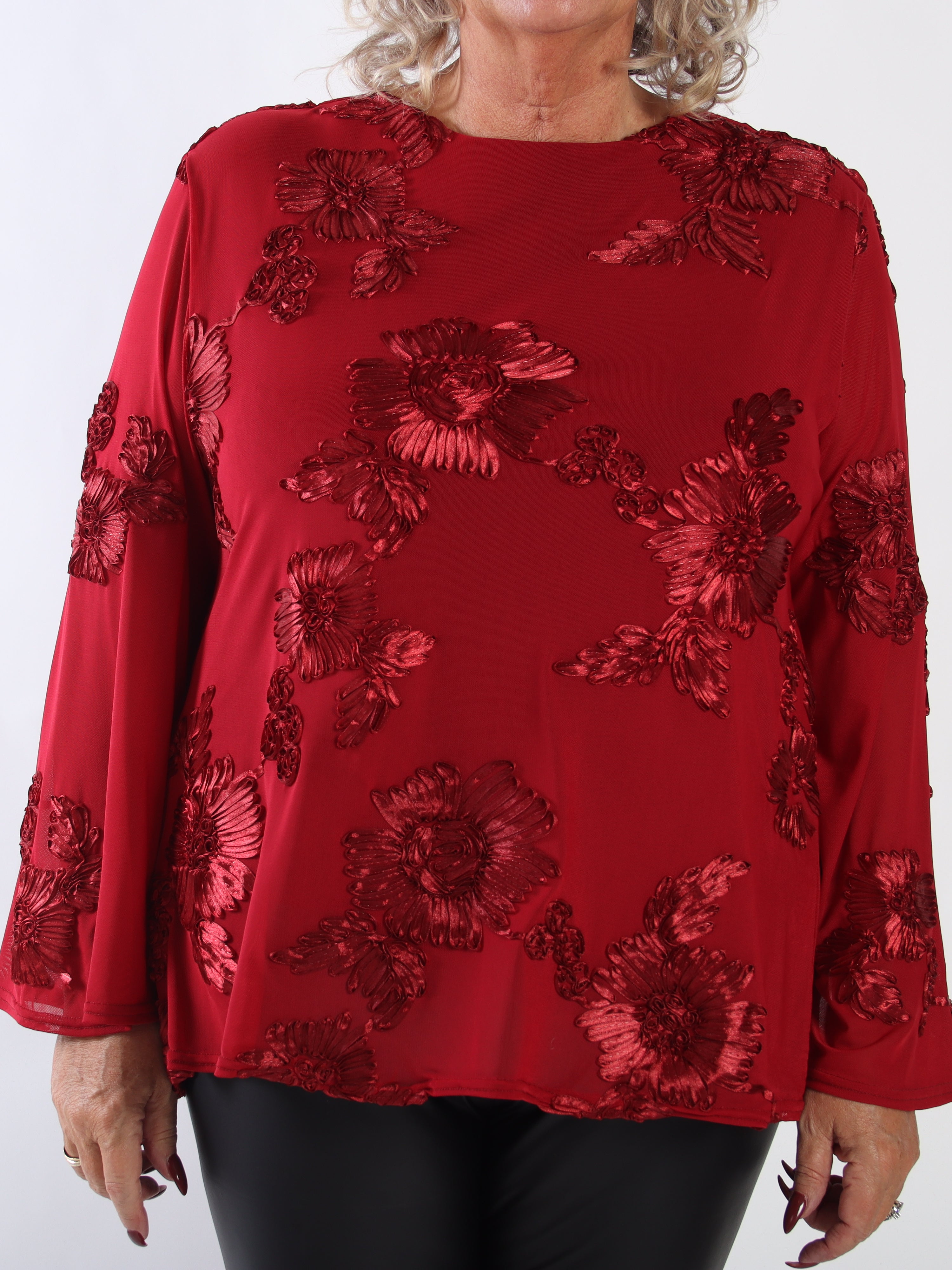 Emilie Flora - Tunika i plus size i mesh med fina blomstermotiv och långa ärmar