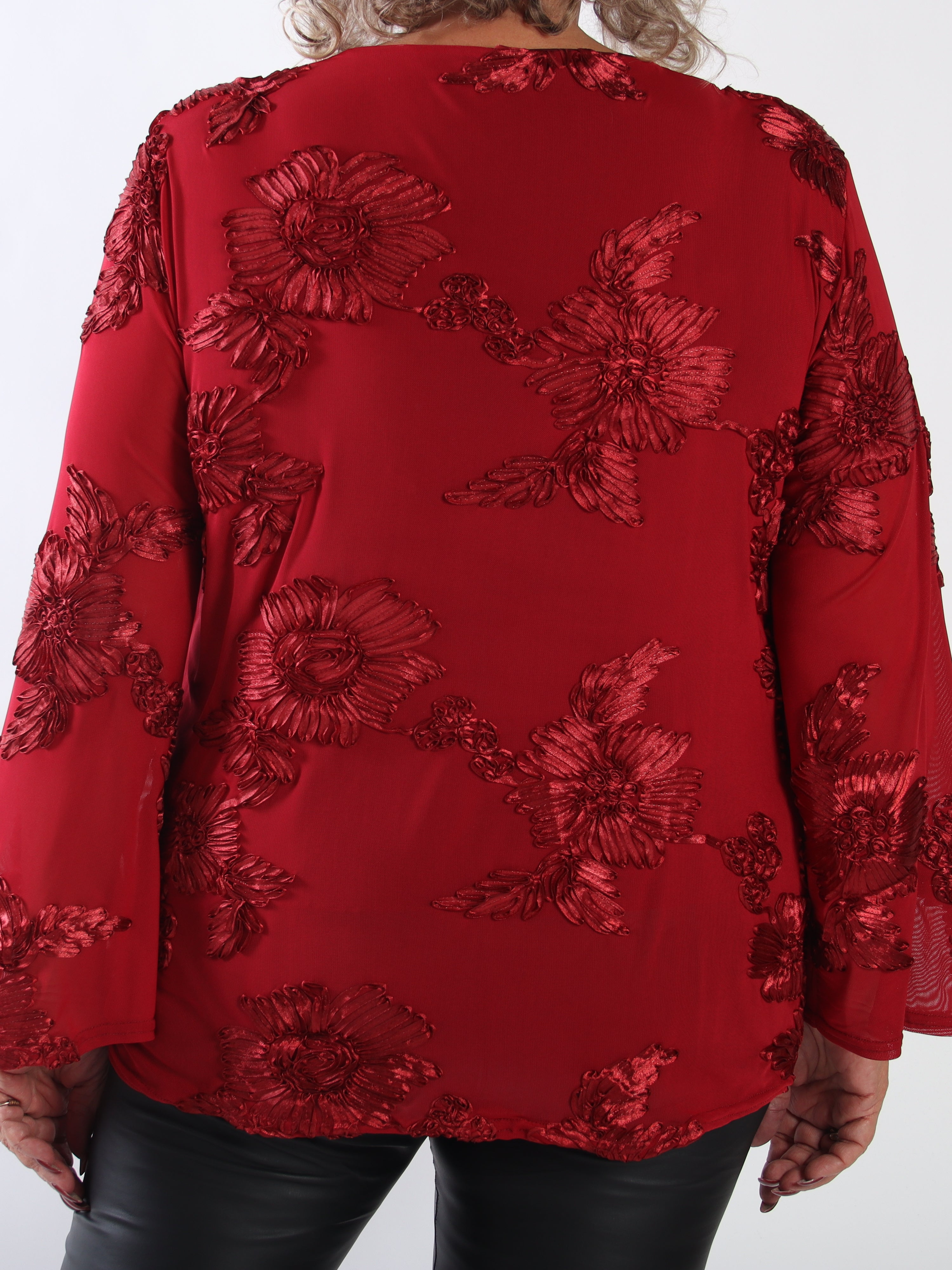 Emilie Flora - Tunika i plus size i mesh med fina blomstermotiv och långa ärmar