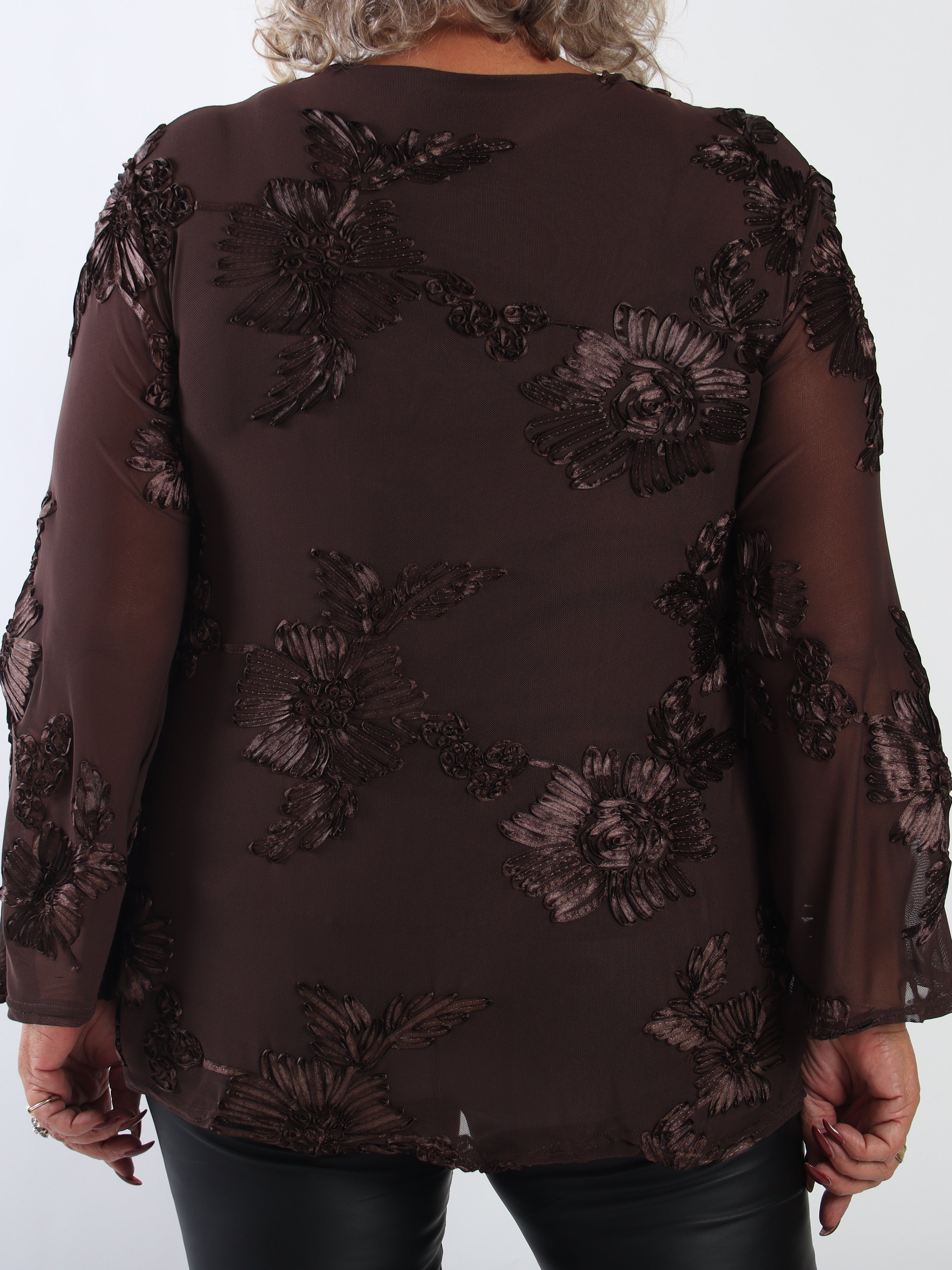 Emilie Flora - Tunika i plus size i mesh med fina blomstermotiv och långa ärmar