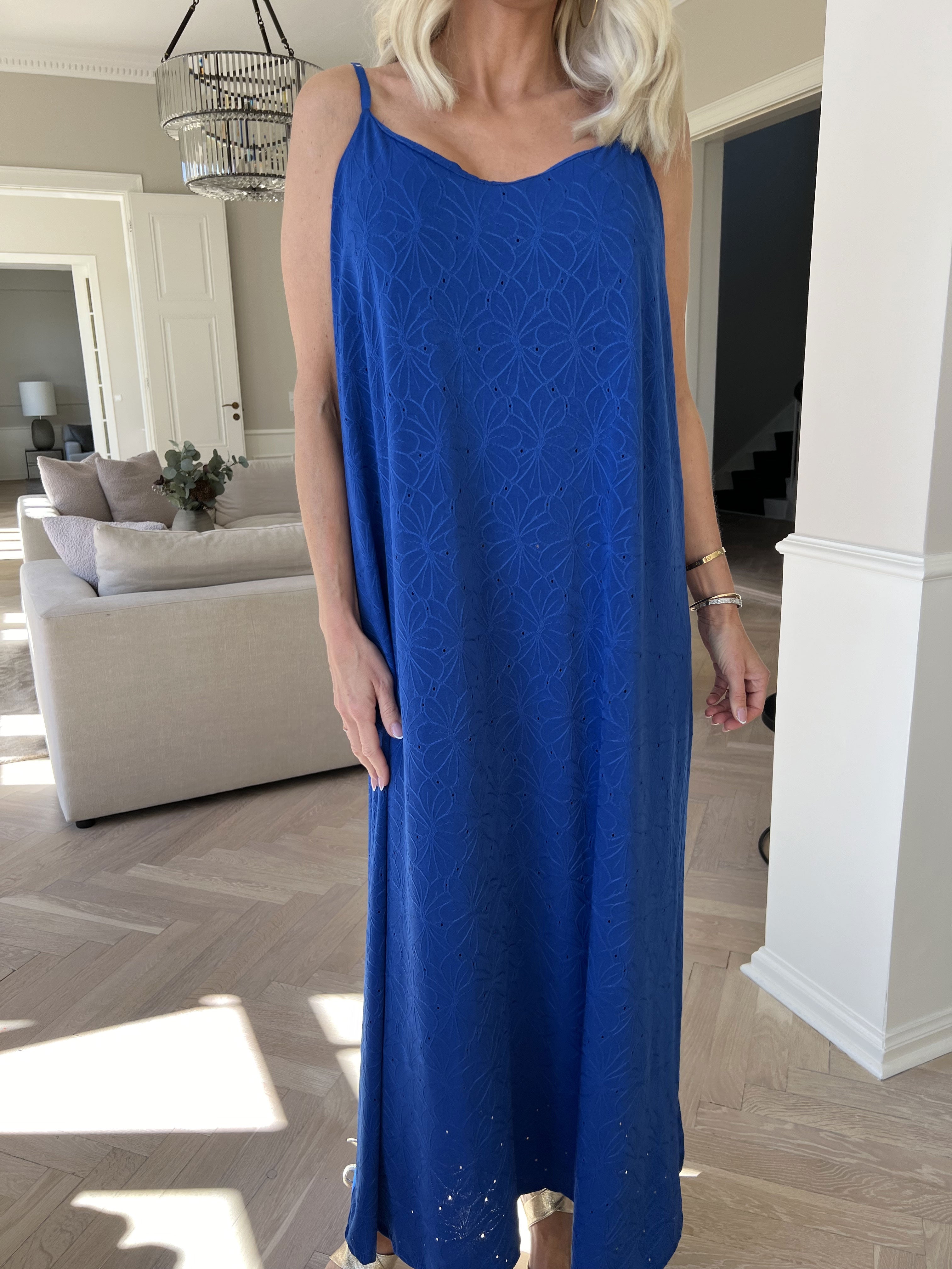 Emilie - Axelbandsklänning i mjukt tyg med broderie anglaise